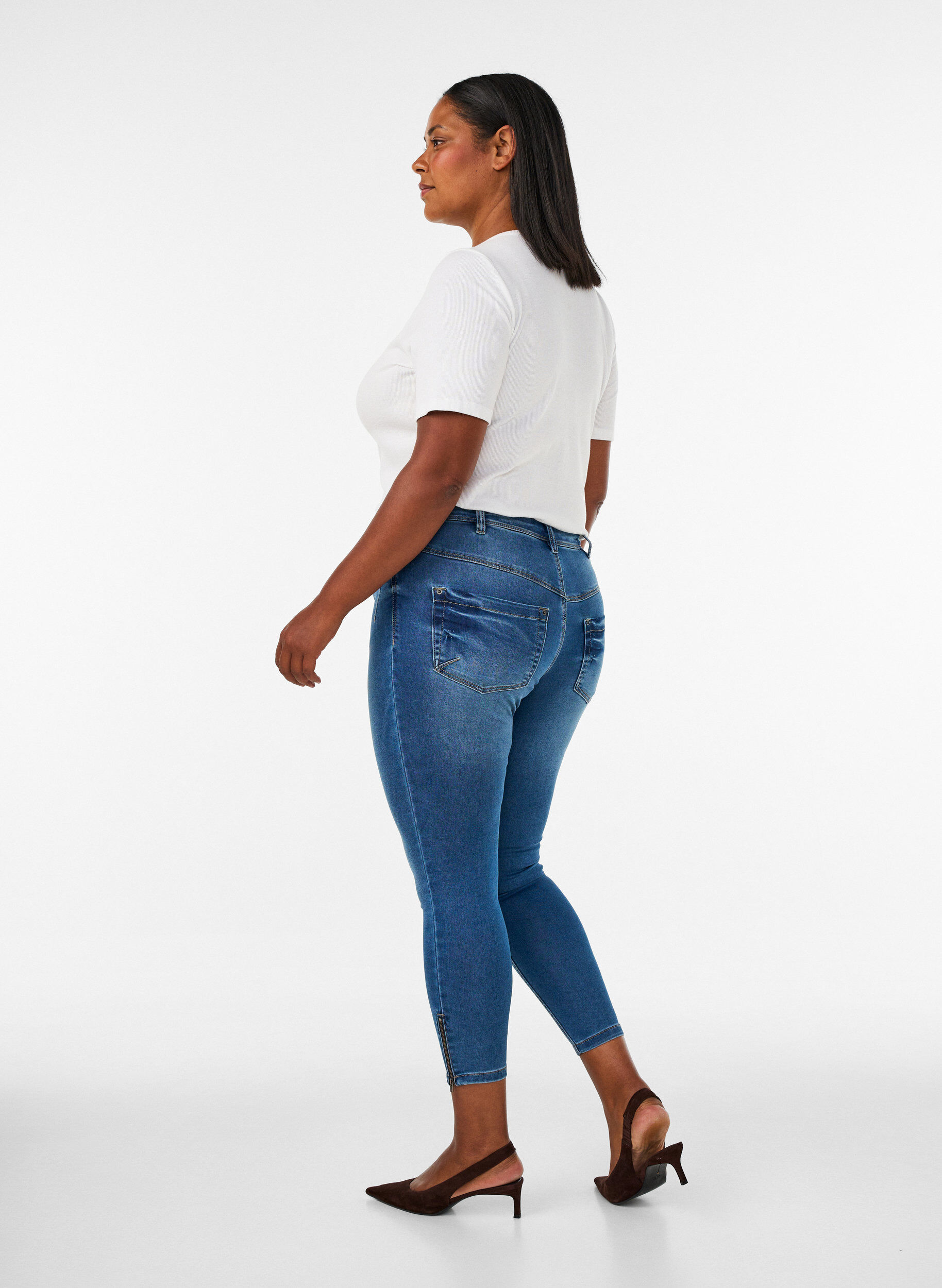 ZizziKurze Amy Jeans mit Rei&szlig;verschlussdetail., Blau, Model image number 2