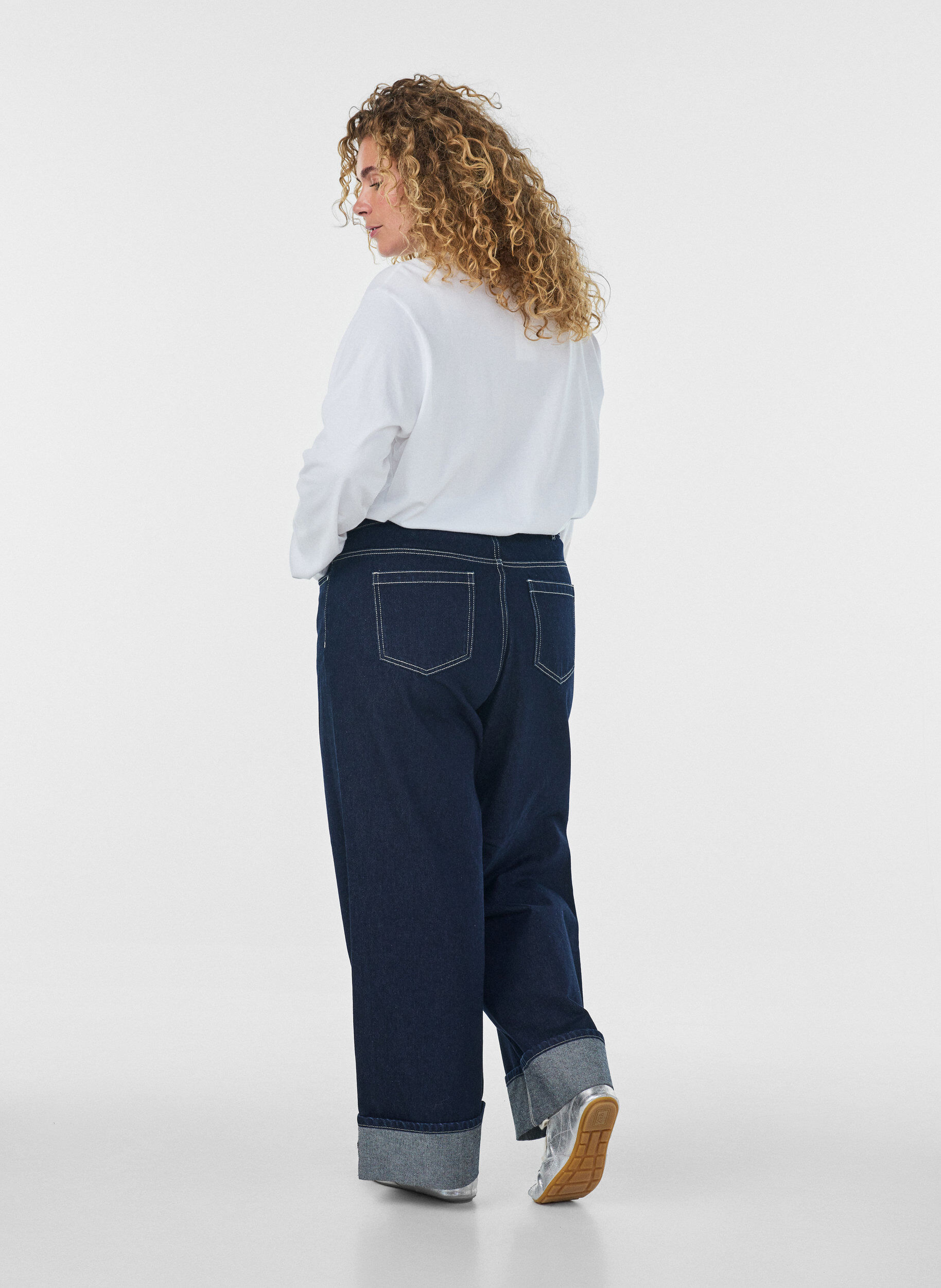 ZizziJean coupe large avec de larges revers et surpiq&ucirc;res contrastantes, Bleu, Model image number 1