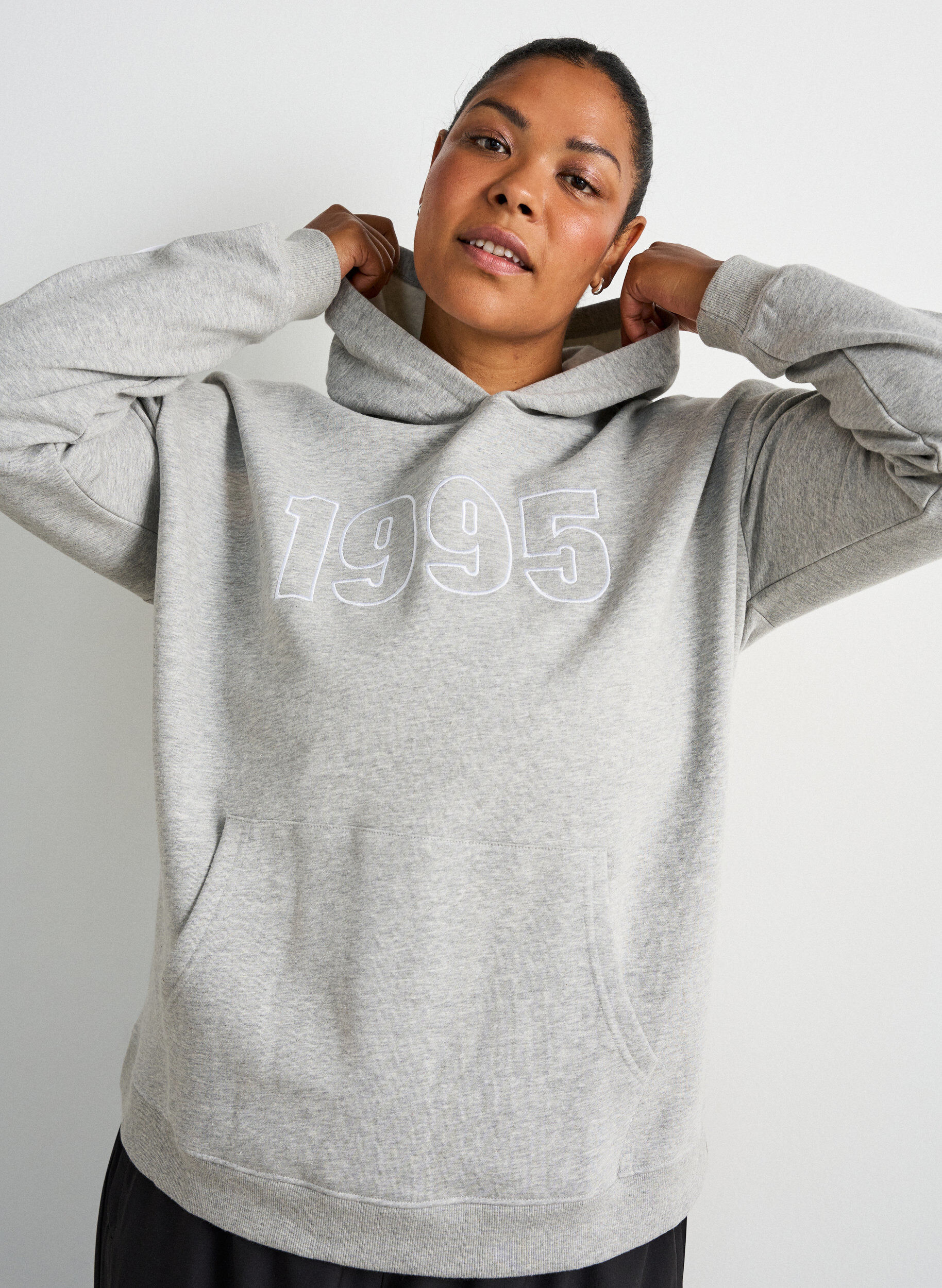 ZizziSweat &agrave; capuche avec motif brod&eacute;, Gris, Model image number 0