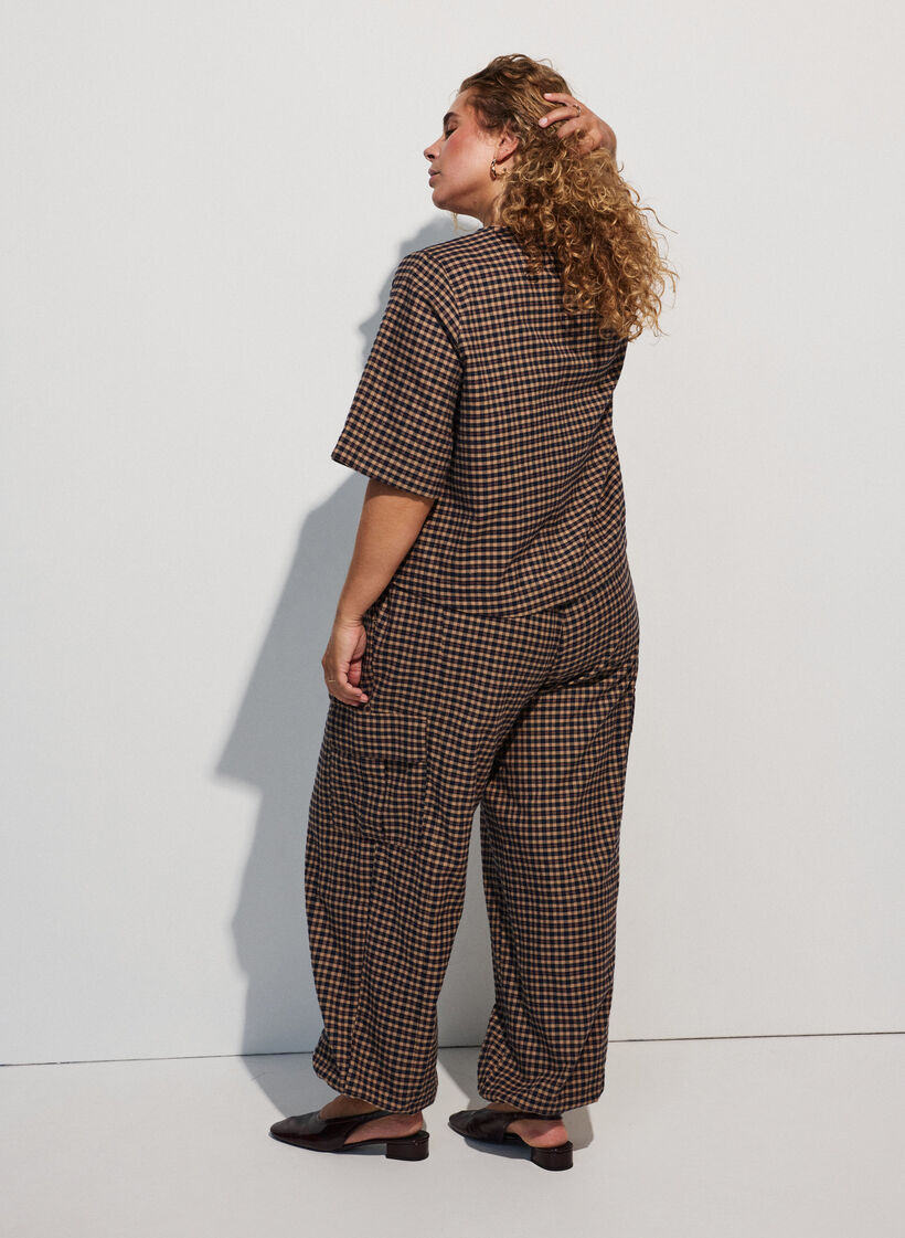 Karierte Cargohose aus Baumwolle, Braun, Model