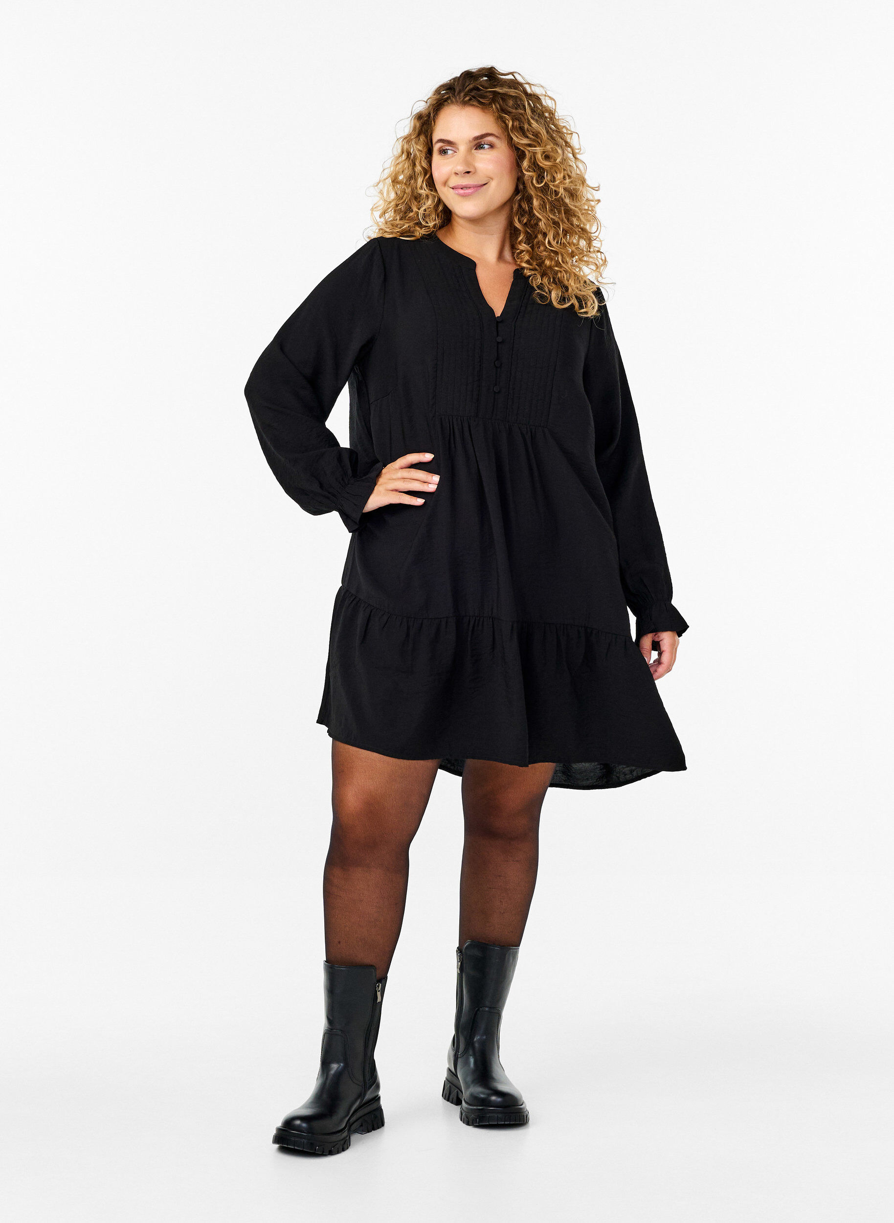 Zizzi Kurzes Kleid mit Ziern&auml;hten und Kn&ouml;pfen, Black, Model image number 2
