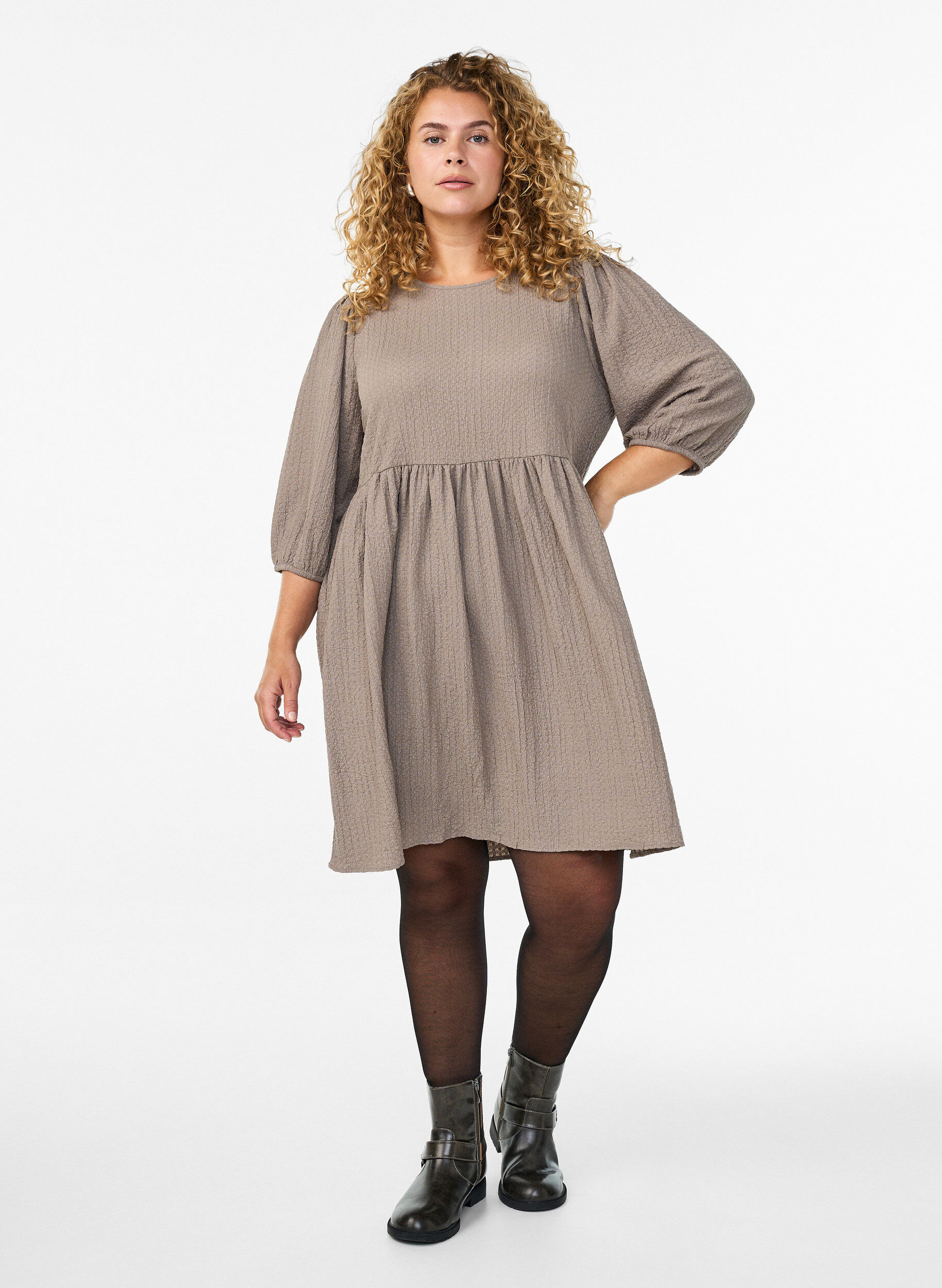 Zizzi FLASH - Kurzes Kleid aus strukturiertem Stoff mit 3/4-&Auml;rmeln, Beige, Model image number 1