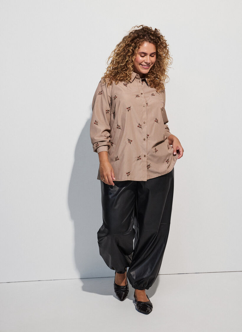 Chemise &agrave; rayures avec fleurs brod&eacute;es, Marron, Model