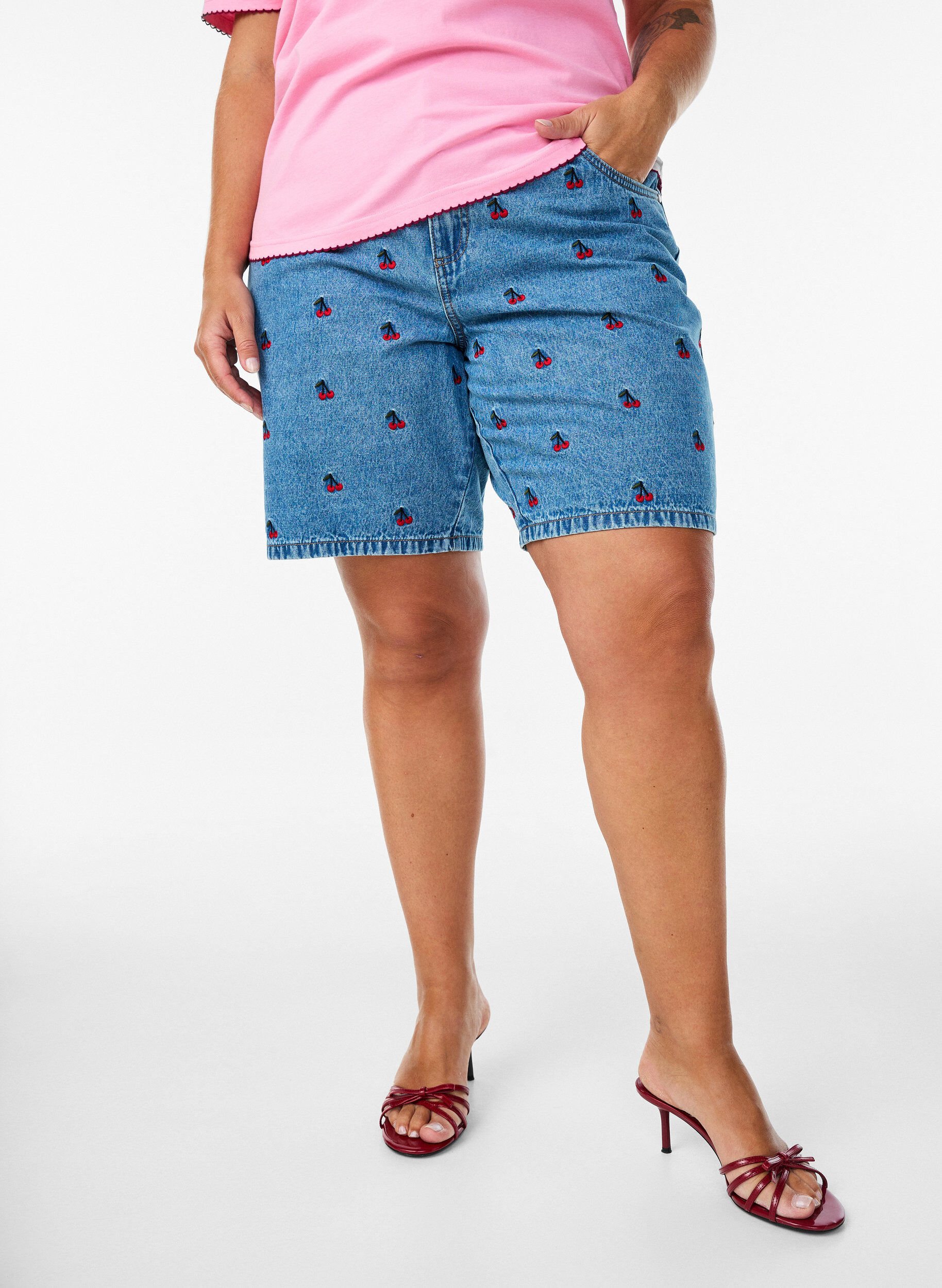 Zizzi Bestickte Denimshorts, Blau, Model image number 3
