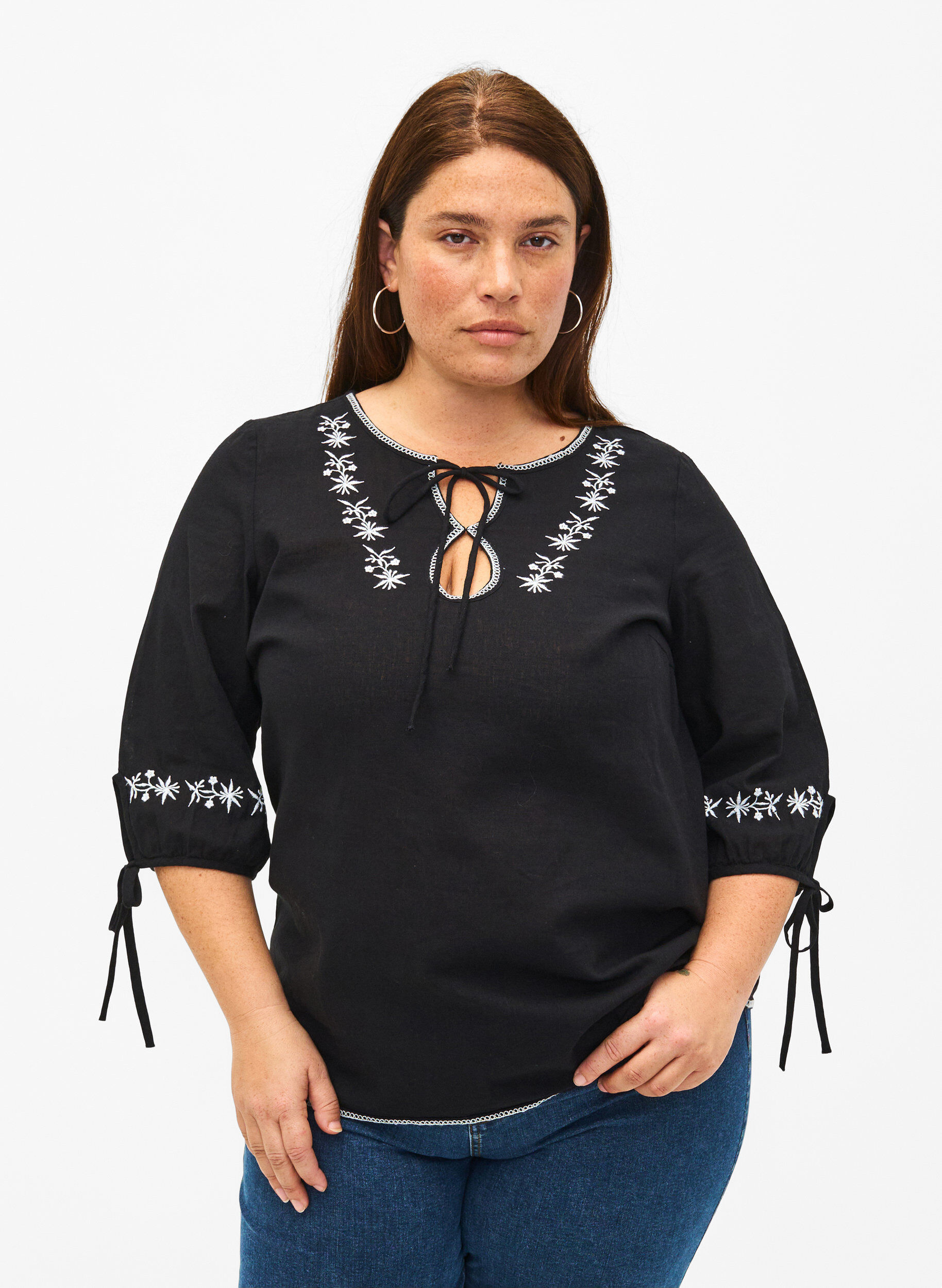 Zizzi Bestickte Bluse aus Baumwollmischung mit Leinen, Black W. EMB, Model image number 0