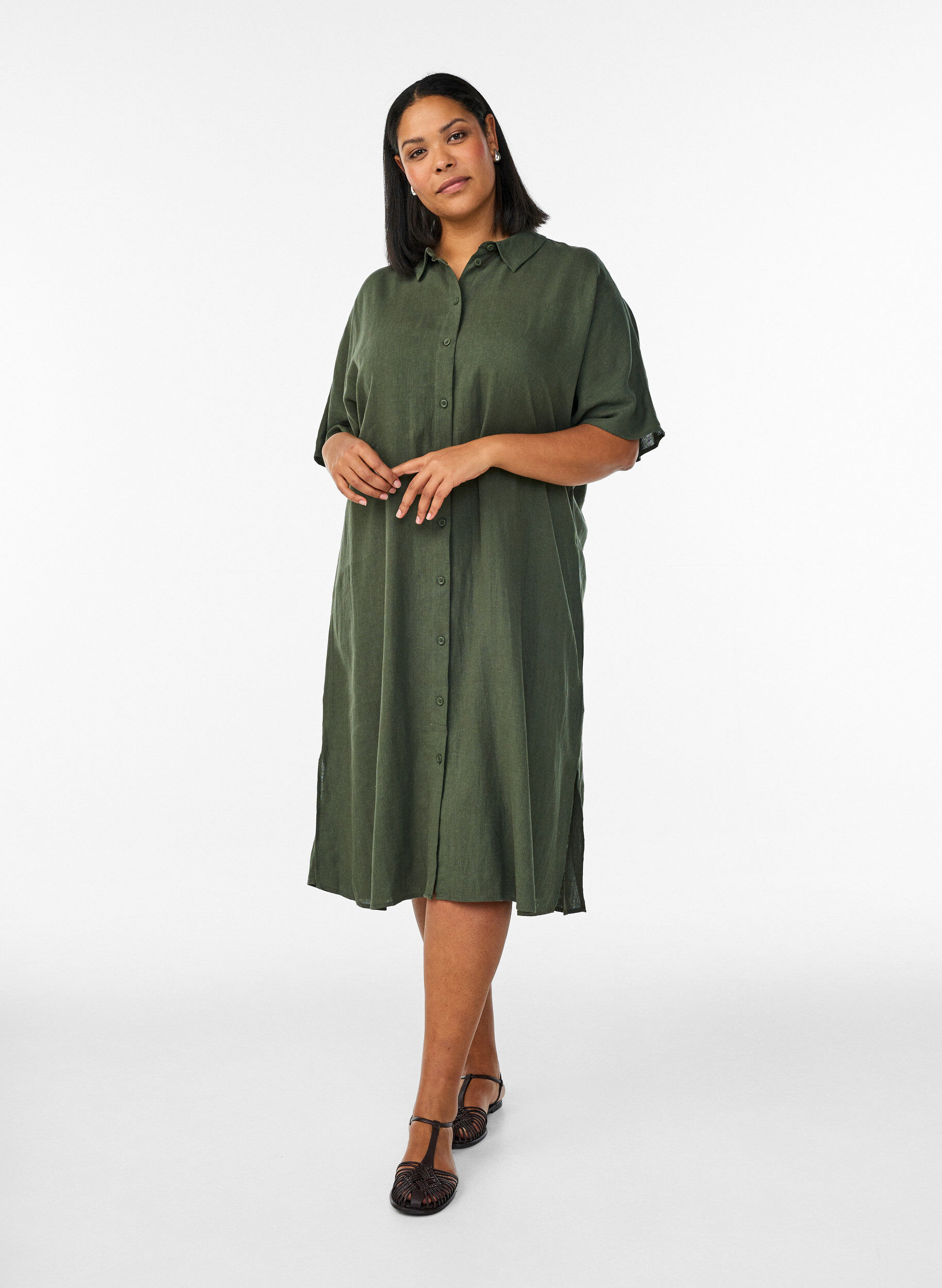 Zizzi Robe chemise en lin et viscose &agrave; manches courtes, Vert, Model image number 1