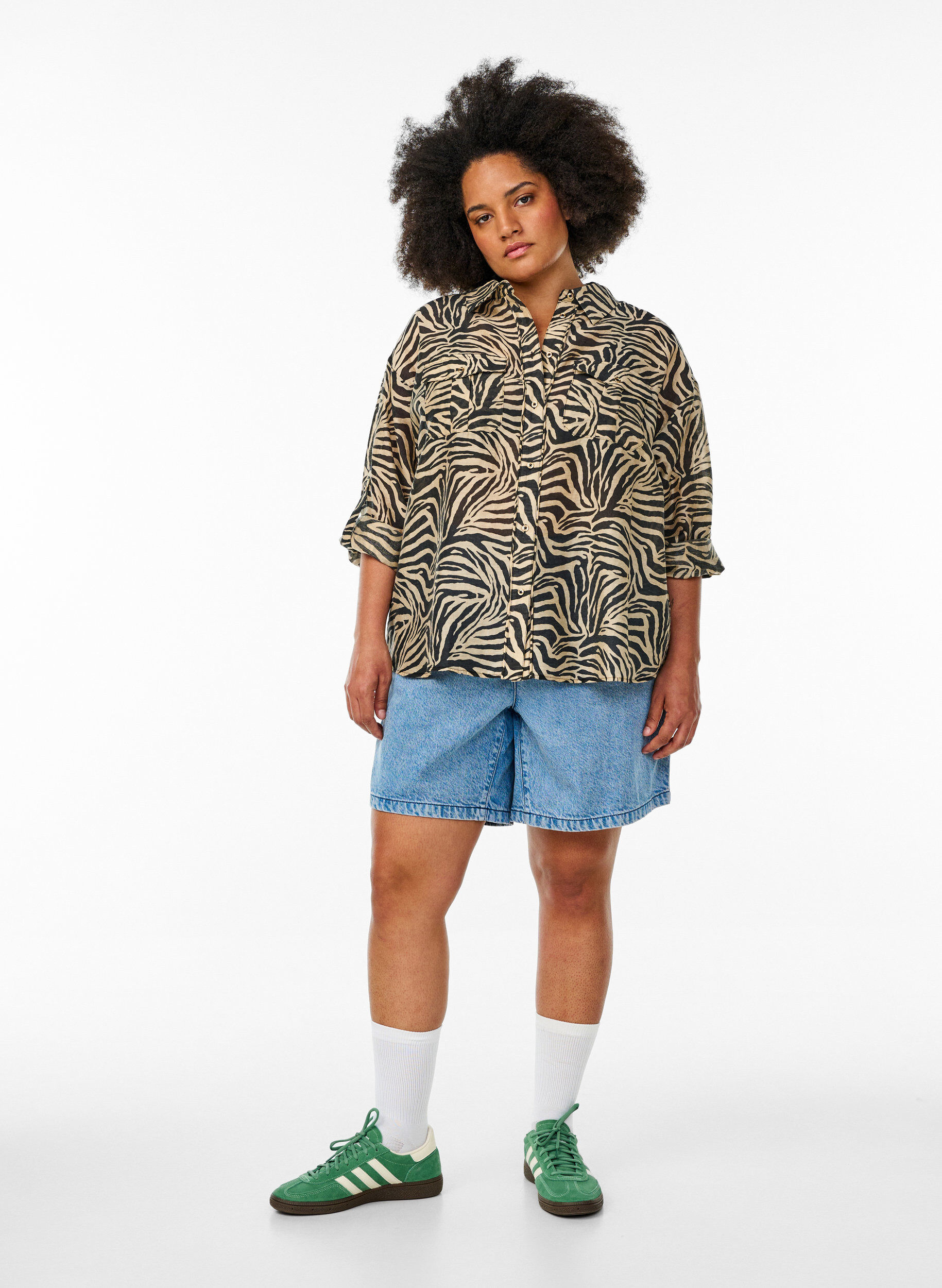 Zizzi Locker sitzendes Shirt mit Tierprint und Brusttaschen, Schwarz, Model image number 1