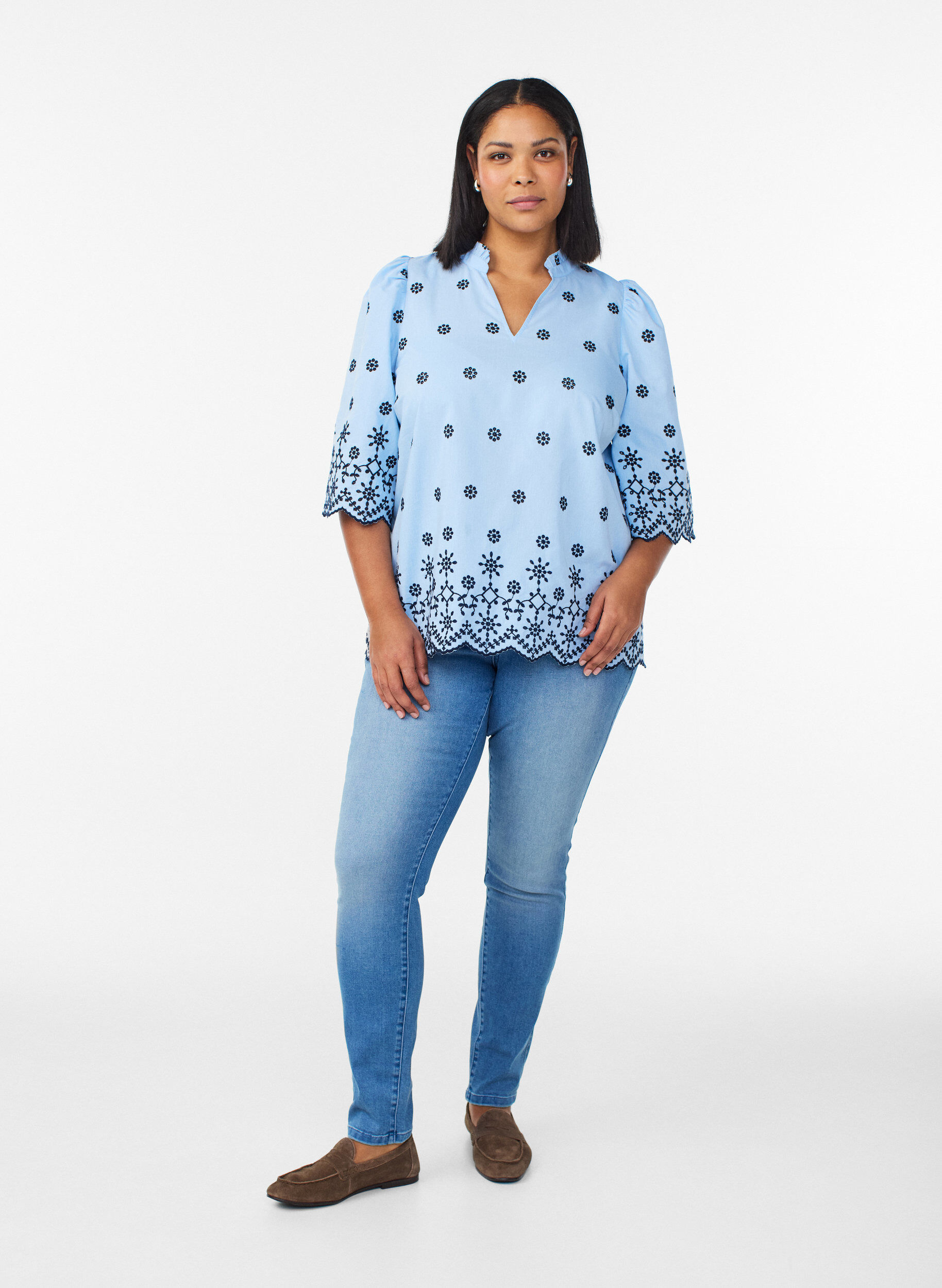 Zizzi Bluse mit 3/4-&Auml;rmeln und gesticktem Muster, Blau, Model image number 1
