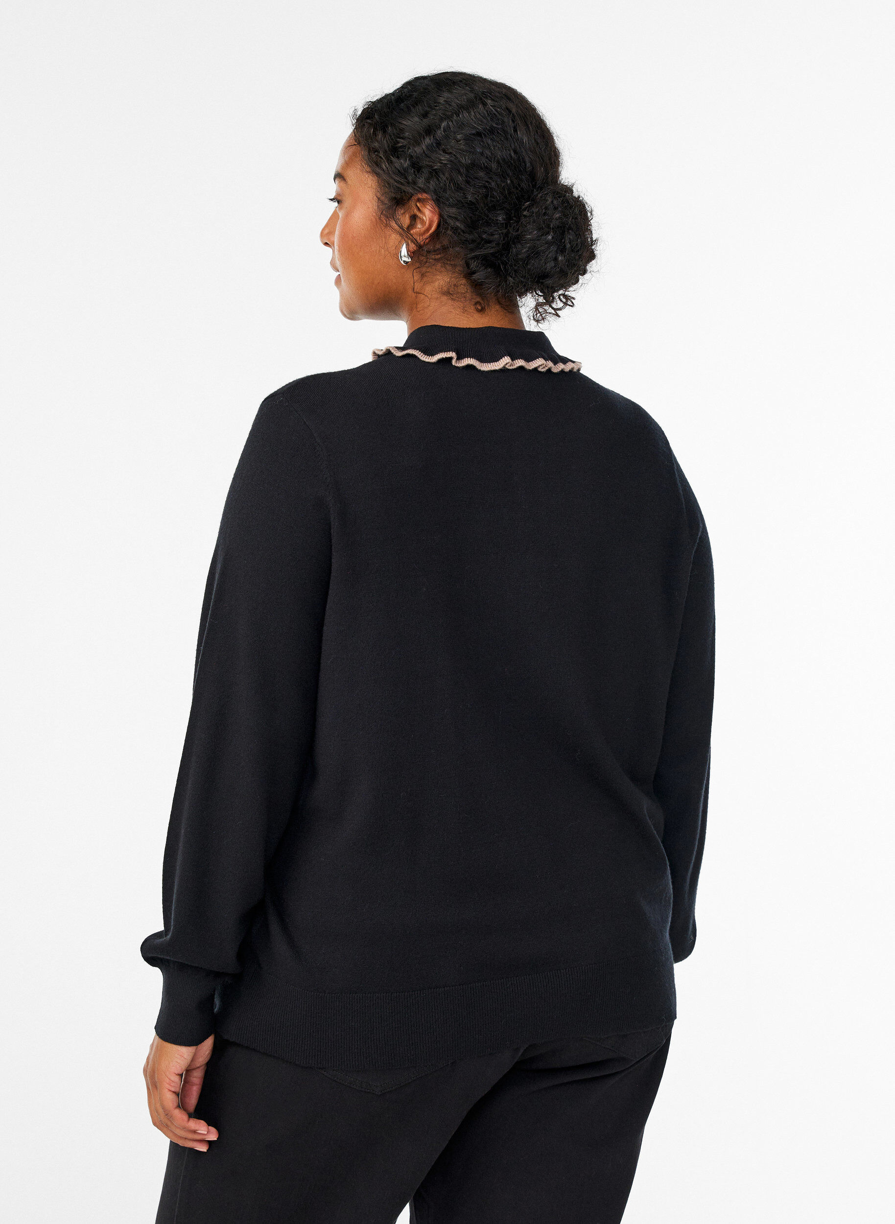 Zizzi Blouse en maille avec un col polo &agrave; volants, Noir, Model image number 2