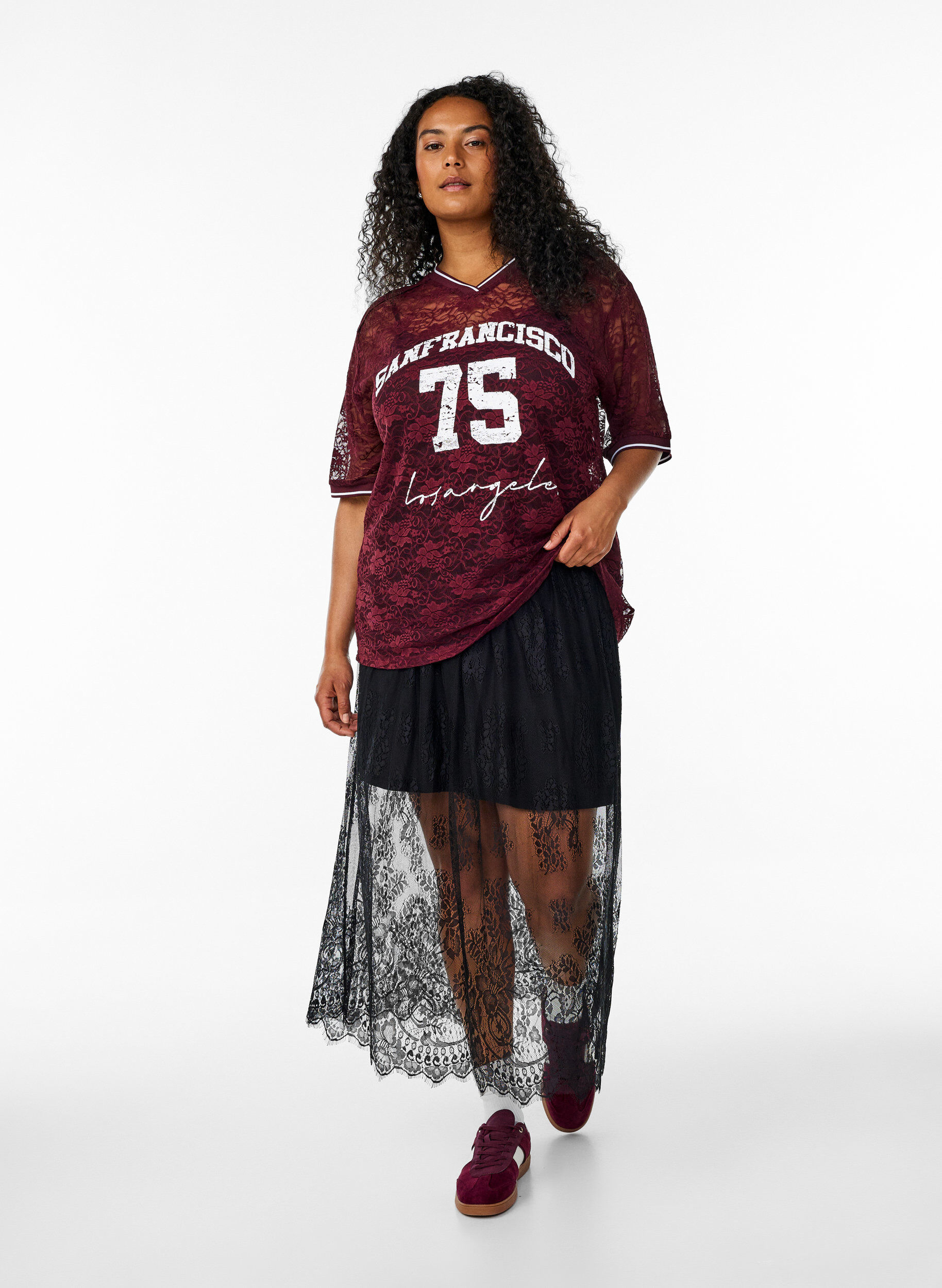 Zizzi T-shirt sportif en dentelle coupe ample, Bordeaux fonc&eacute;, Model image number 1