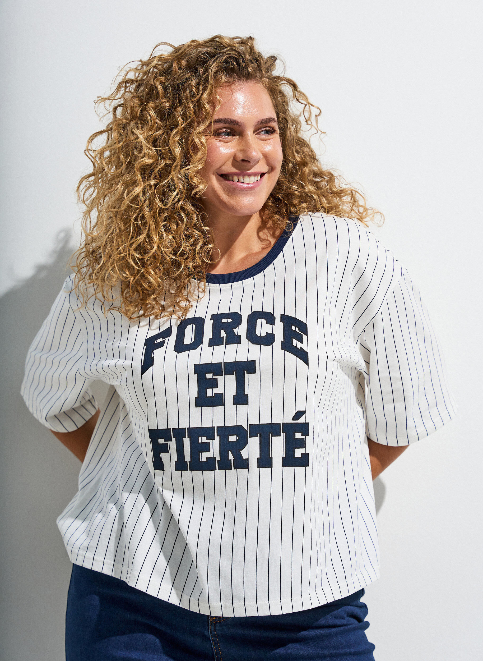 ZizziT-shirt boxy &agrave; rayures avec imprim&eacute; statement, Blanc, Image image number 0