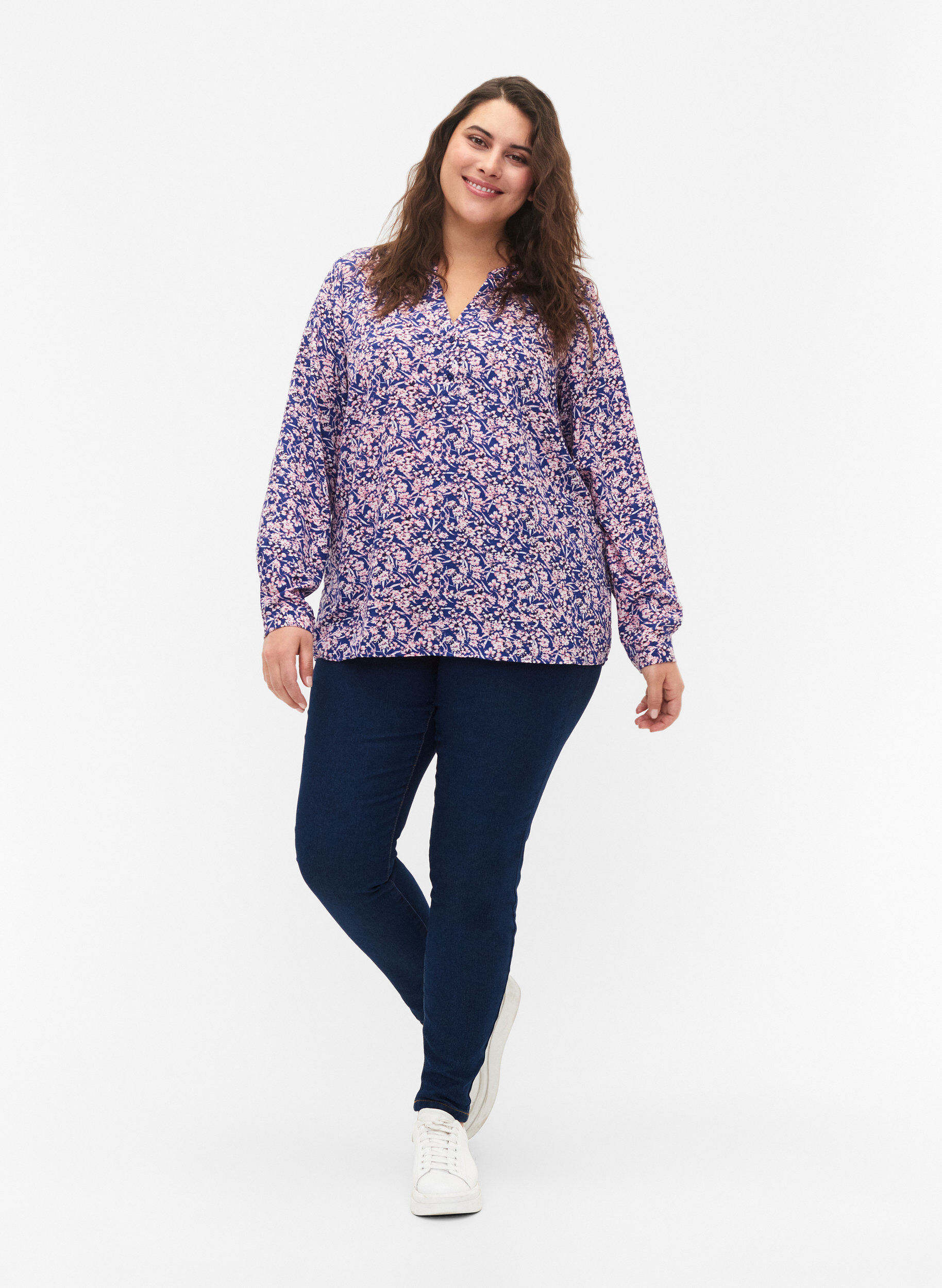 Zizzi FLASH - Lang&auml;rmelige Bluse mit Print, Strong Blue Flower, Model image number 2
