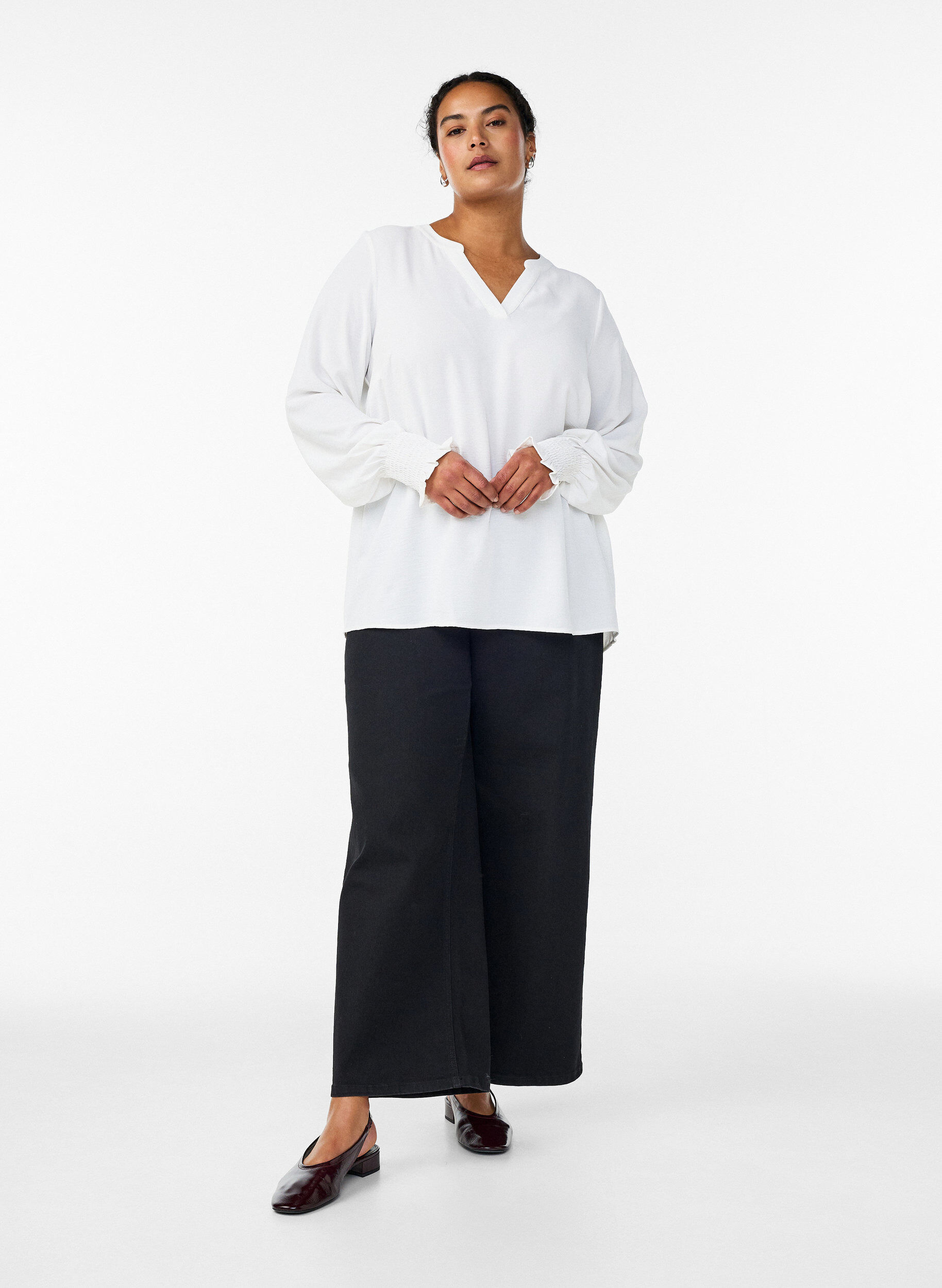 ZizziBlouse avec poignets smock&eacute;s et col en V, Vanille, Model image number 1
