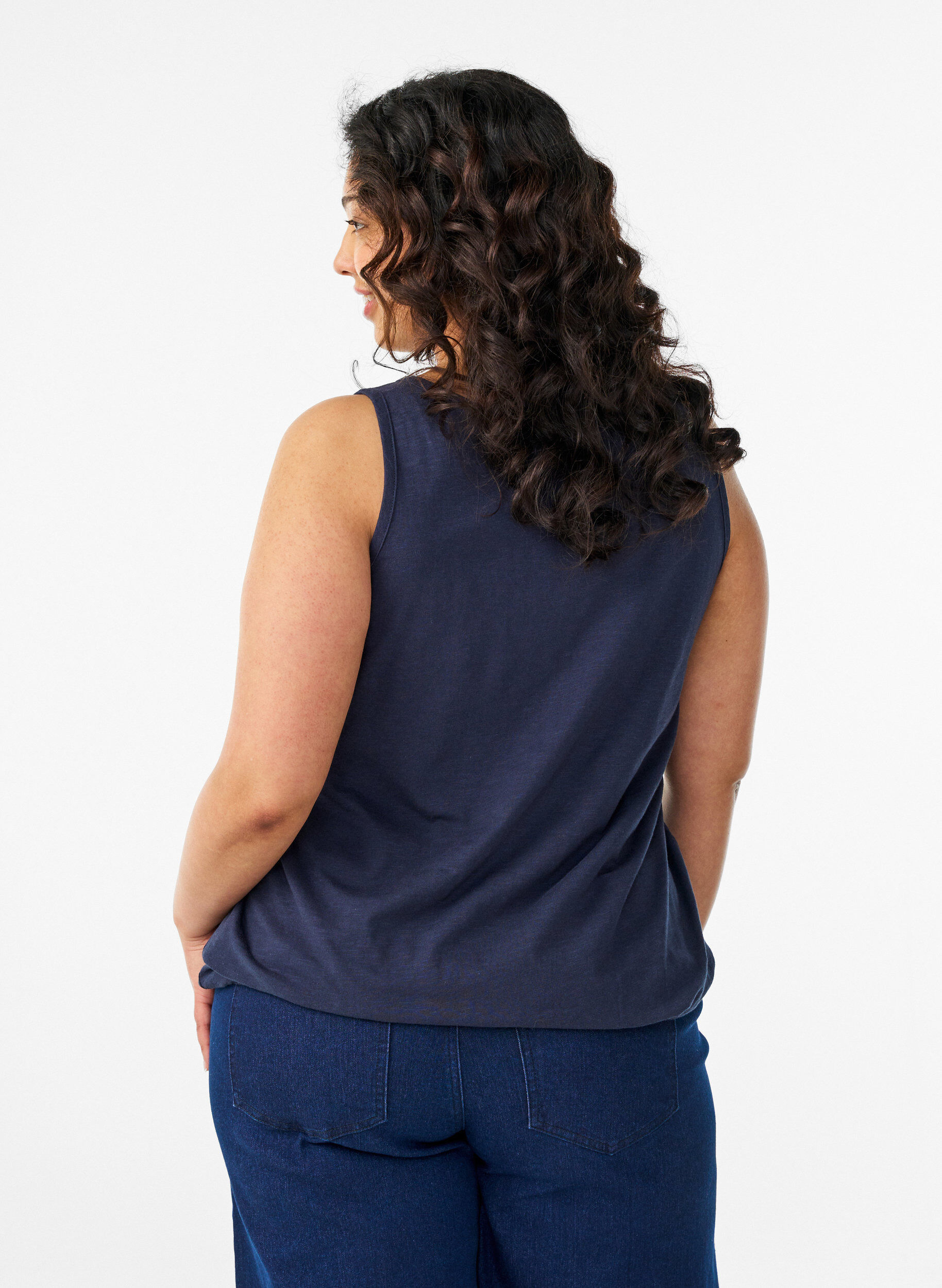 ZizziTanktop aus Bio-Baumwolle mit V-Ausschnitt und Kn&ouml;pfen, Blau, Model image number 2