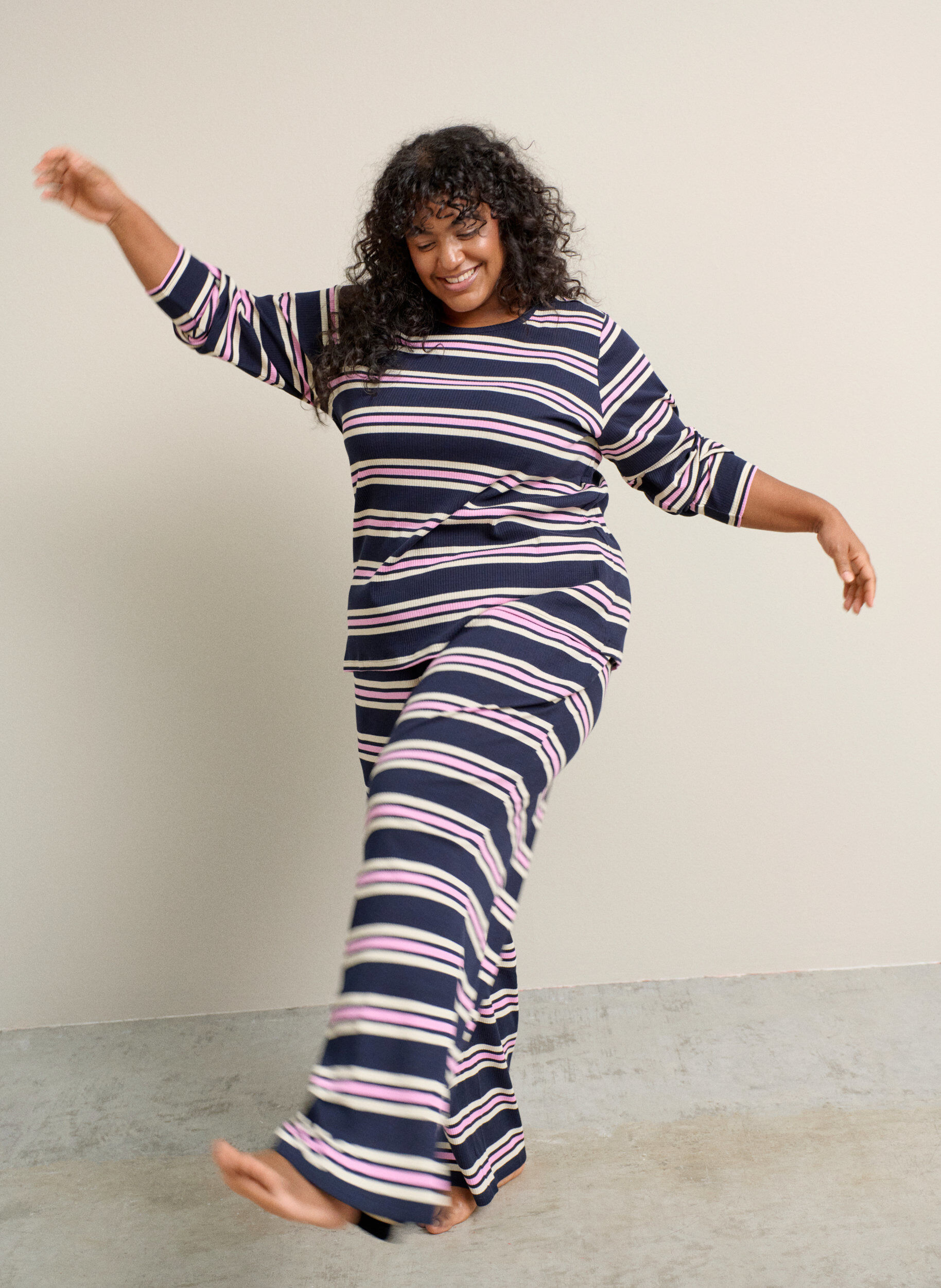 Zizzi Lang&auml;rmeliges Nachtoberteil aus geripptem Jersey mit Streifen, Blau, Image image number 0