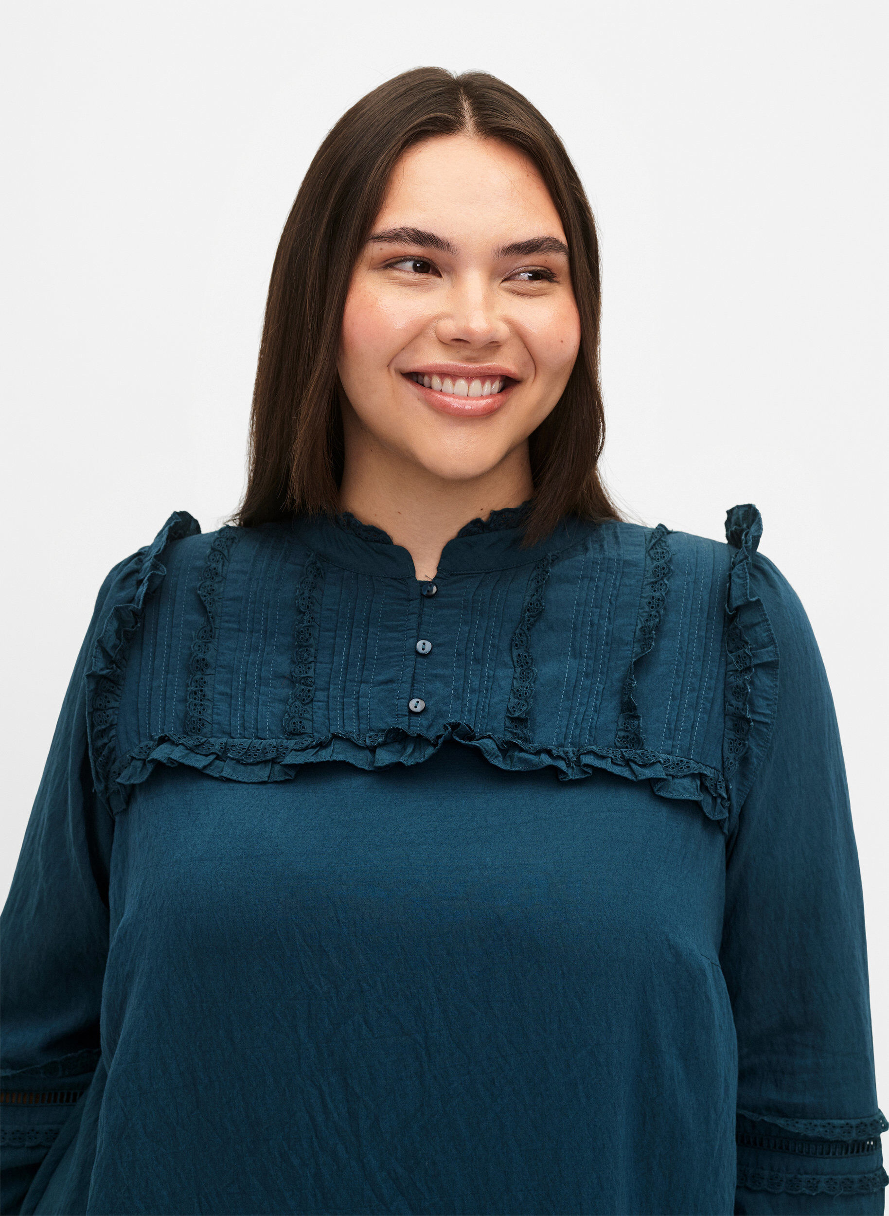 Zizzi Kleid aus Viskose mit Lochstickerei und R&uuml;schendetails, Reflecting Pond, Model image number 2