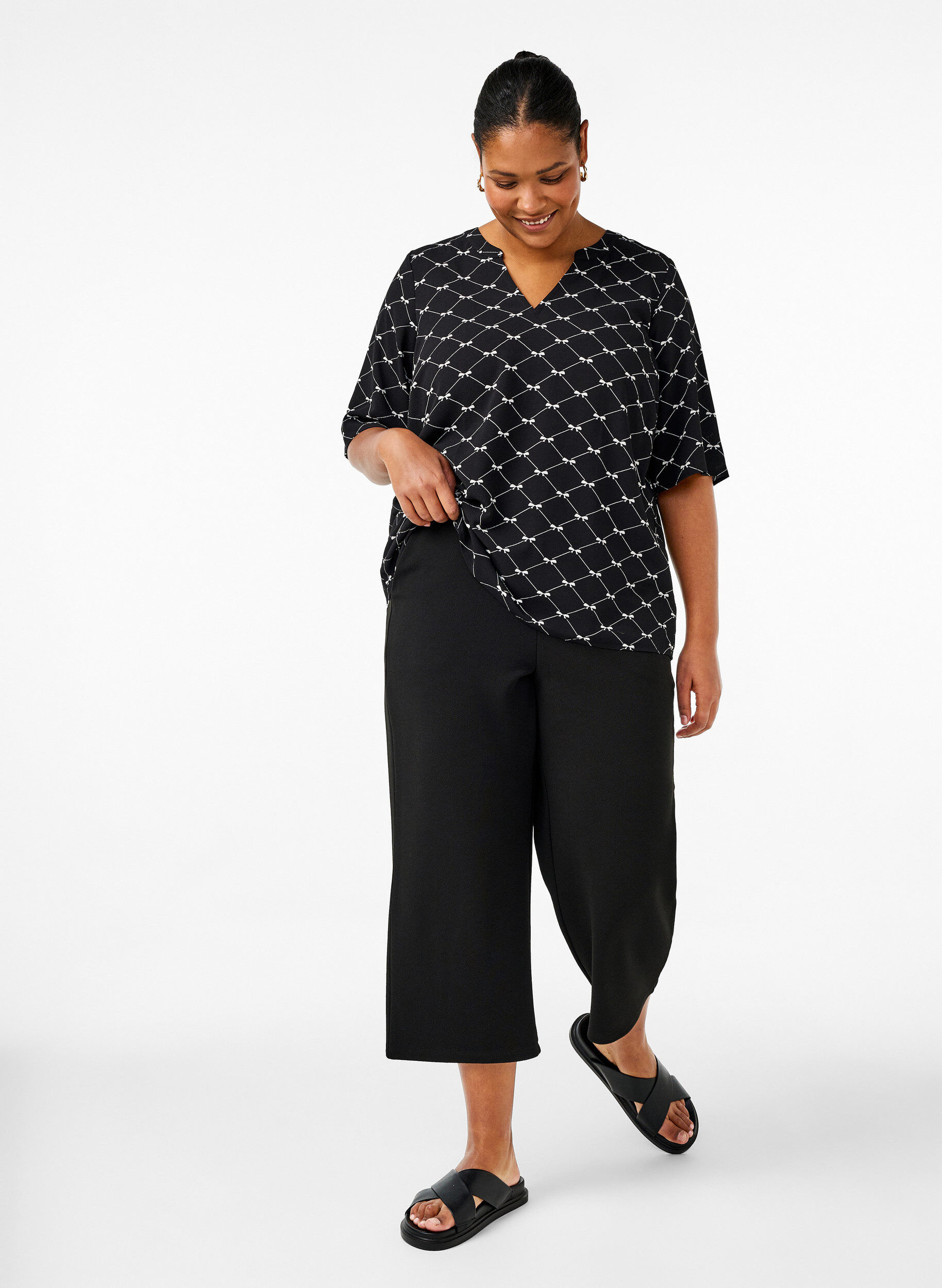 Zizzi Bluse mit V-Ausschnitt und Schleifendruck, Black Bow AOP, Model image number 2