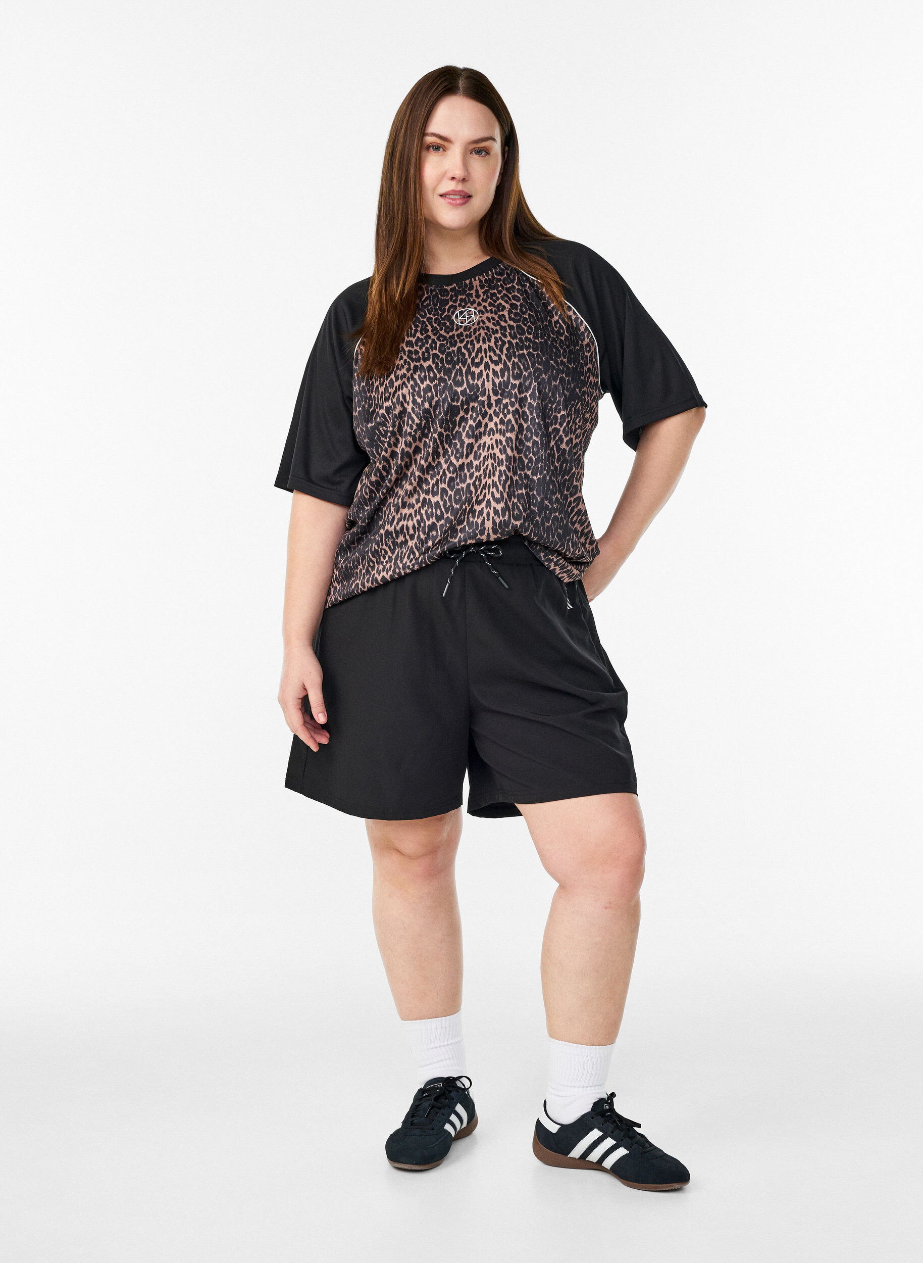 Zizzi Trainingsshirt mit Leoprint und Raglan&auml;rmeln, Braun, Model image number 1