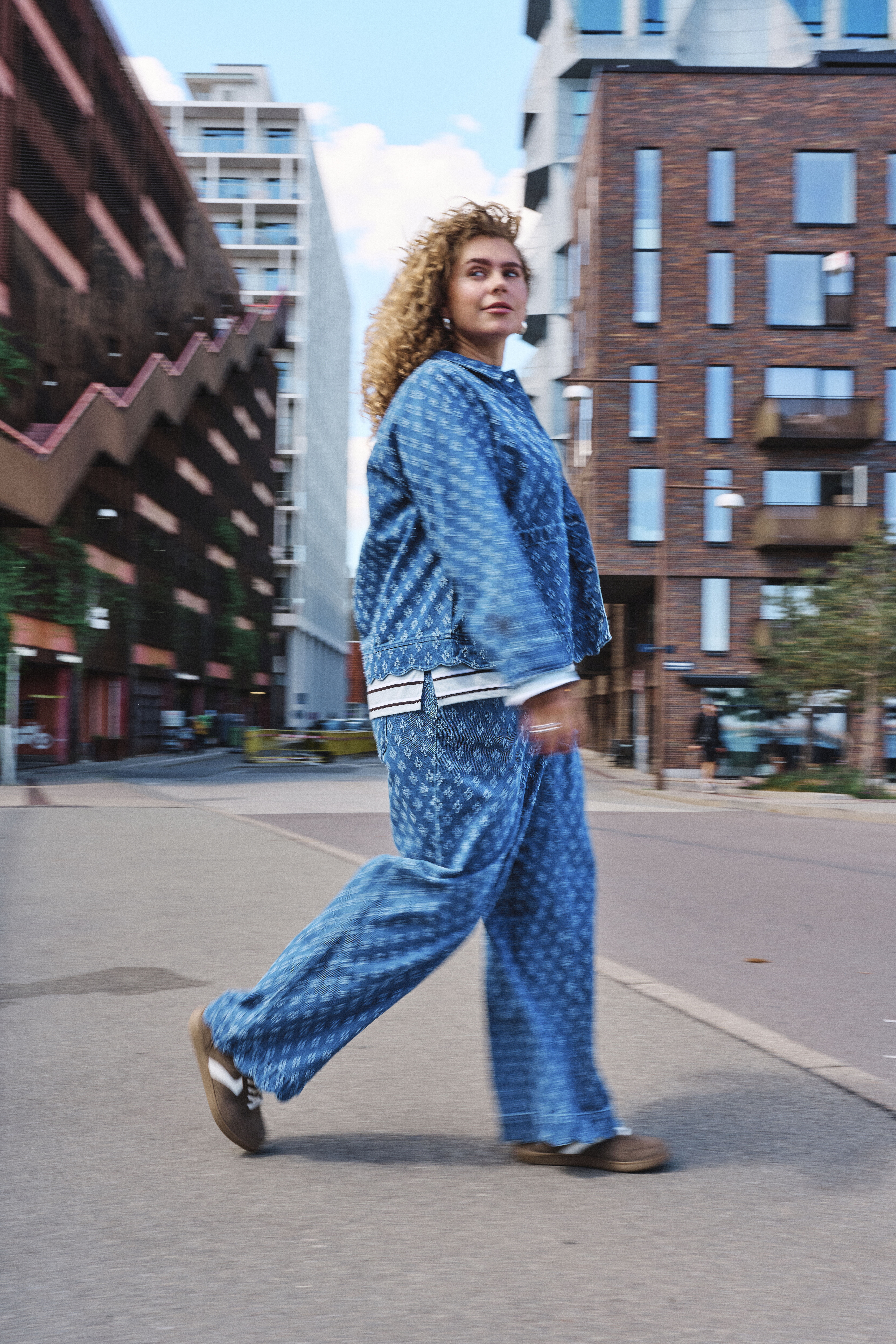 ZizziL&auml;ssiger Stil aus blauem Denim, , Model