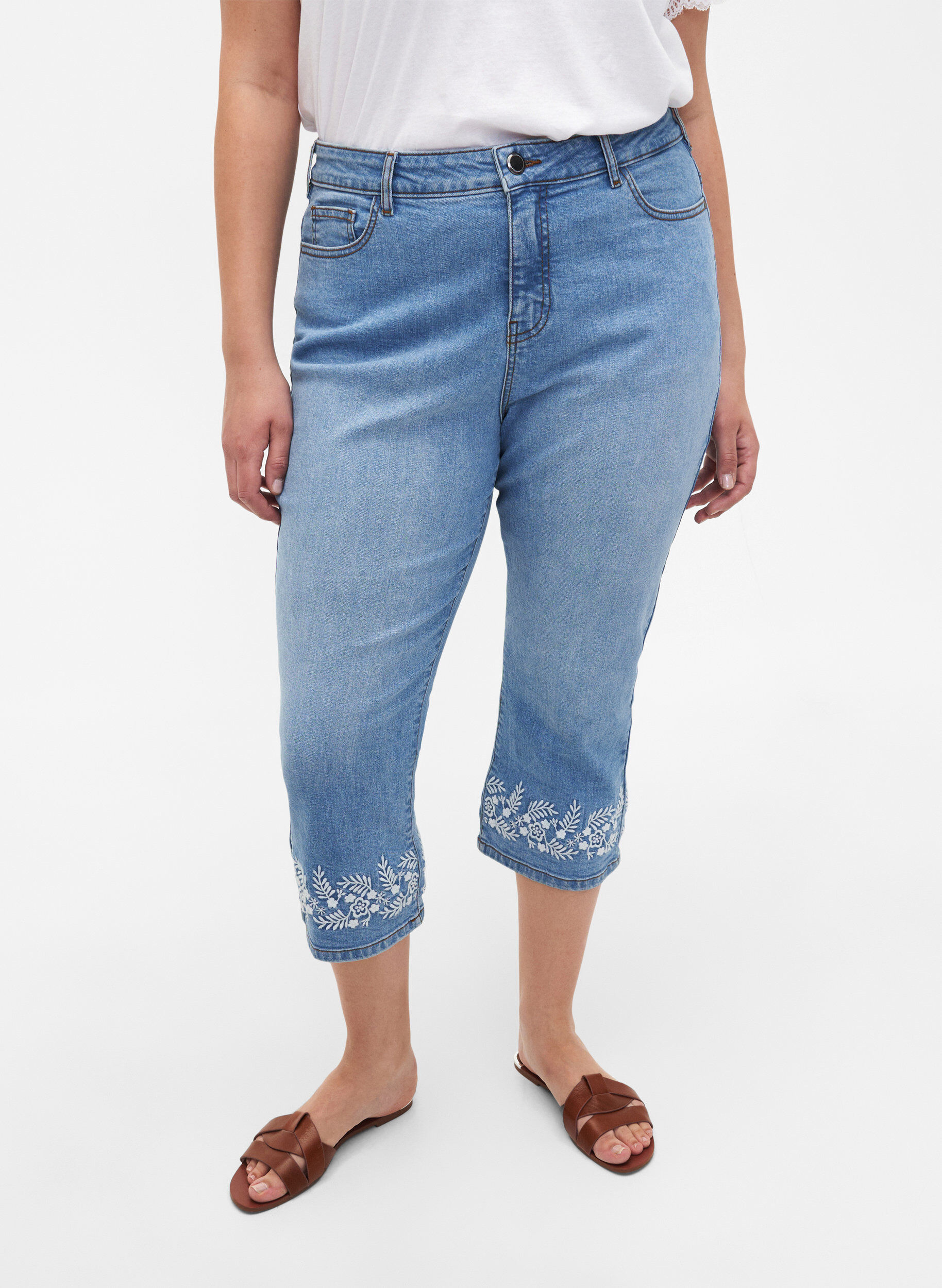 Zizzi  Amy Capri-Hosen mit hoher Taille und Stickerei, Light blue denim, Model image number 2