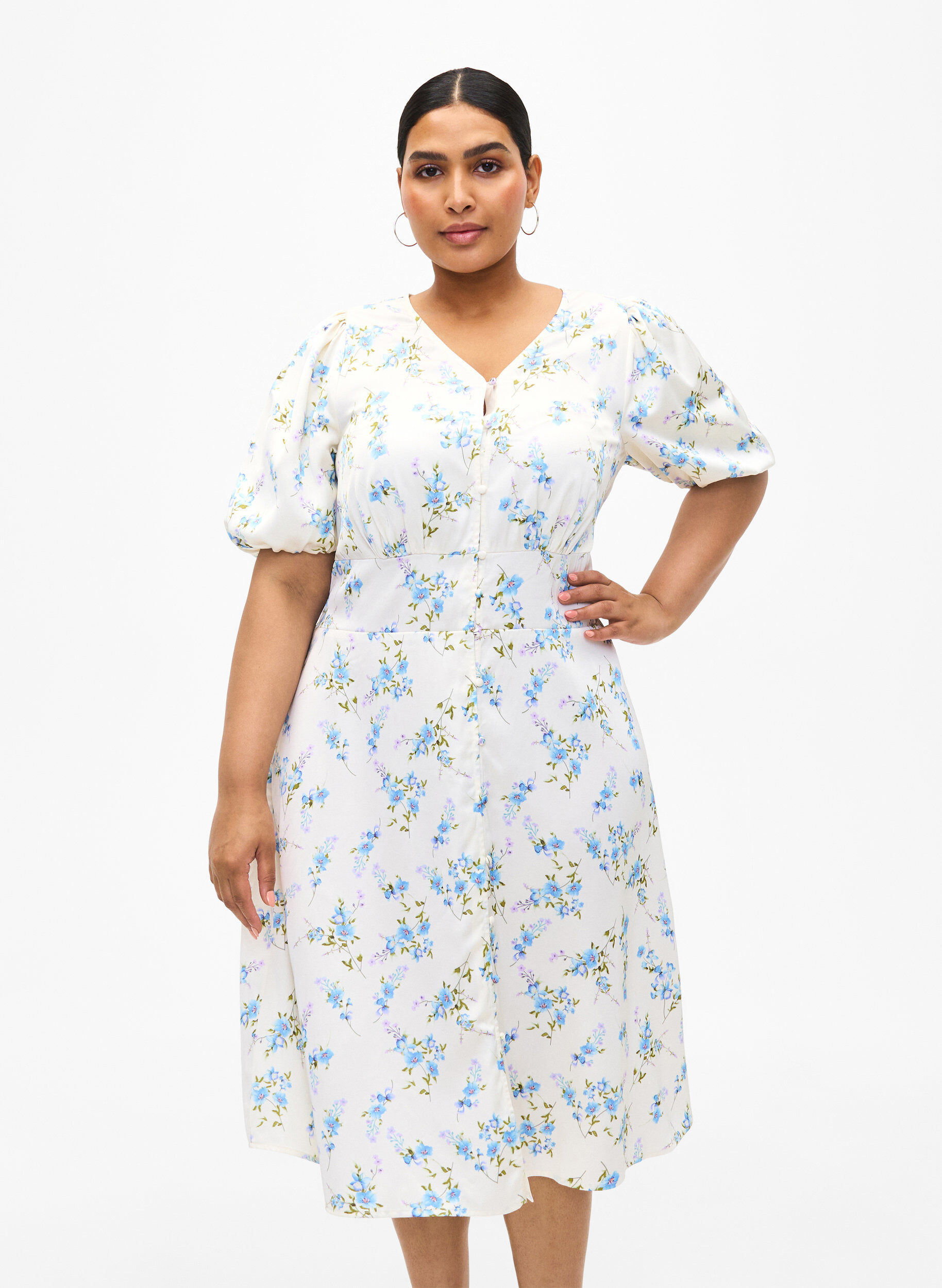 Zizzi Gebl&uuml;mtes Satinkleid mit Puff&auml;rmeln, Off White Blue Fl., Model image number 0
