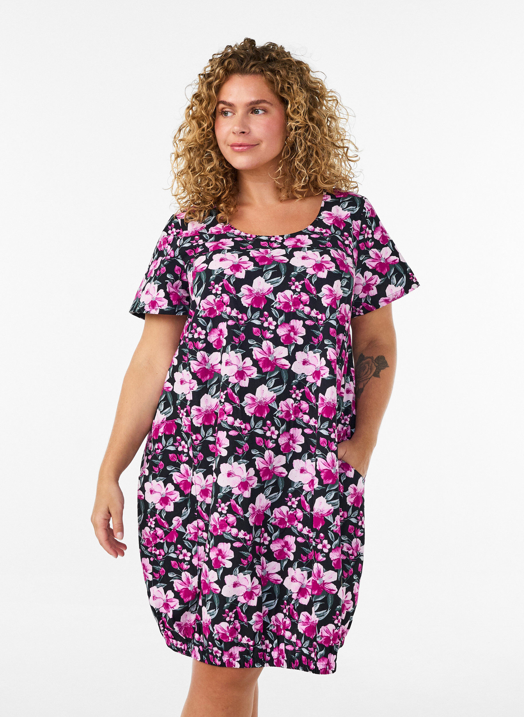 Robe en coton &agrave; manches courtes avec imprim&eacute;, Noir, Model