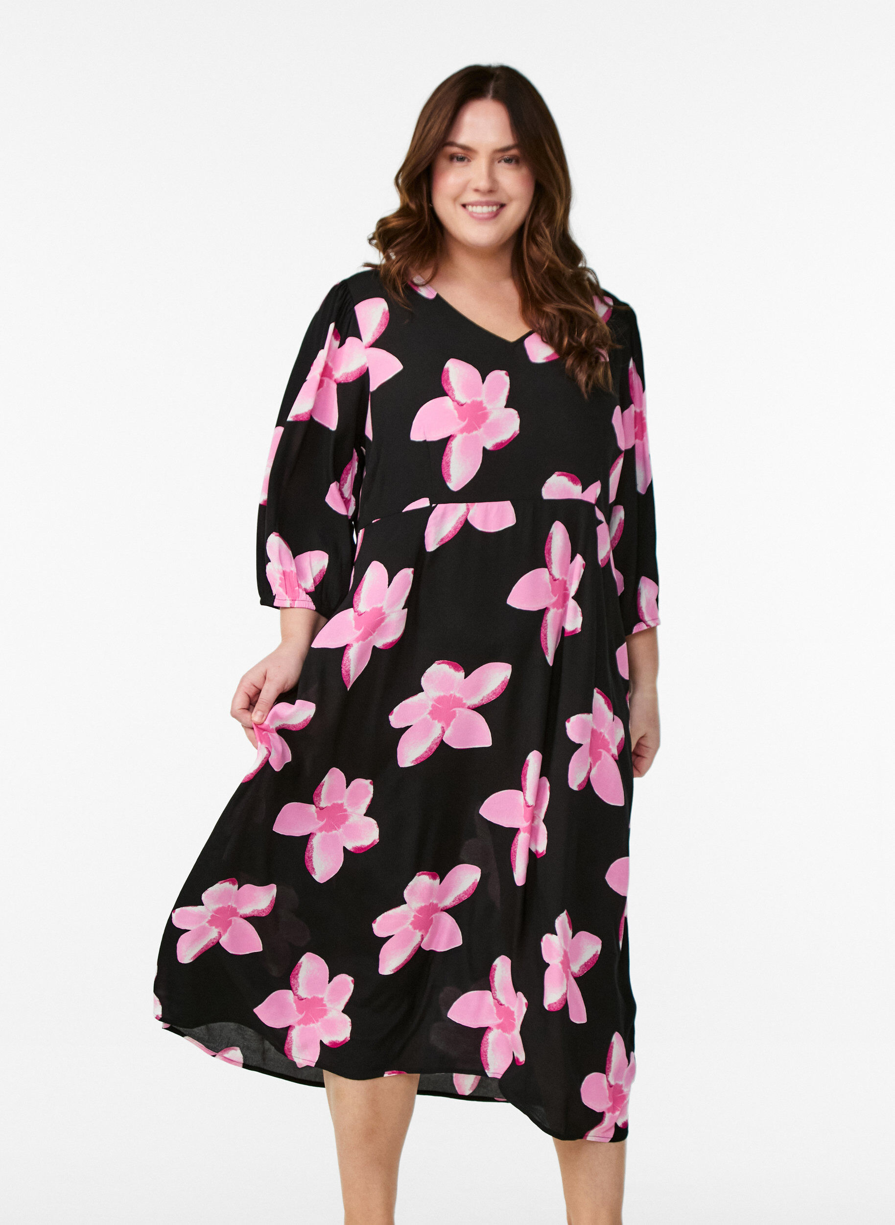 Zizzi Robe mi-longue avec imprim&eacute; floral et manches 3/4, Noir, Model image number 0