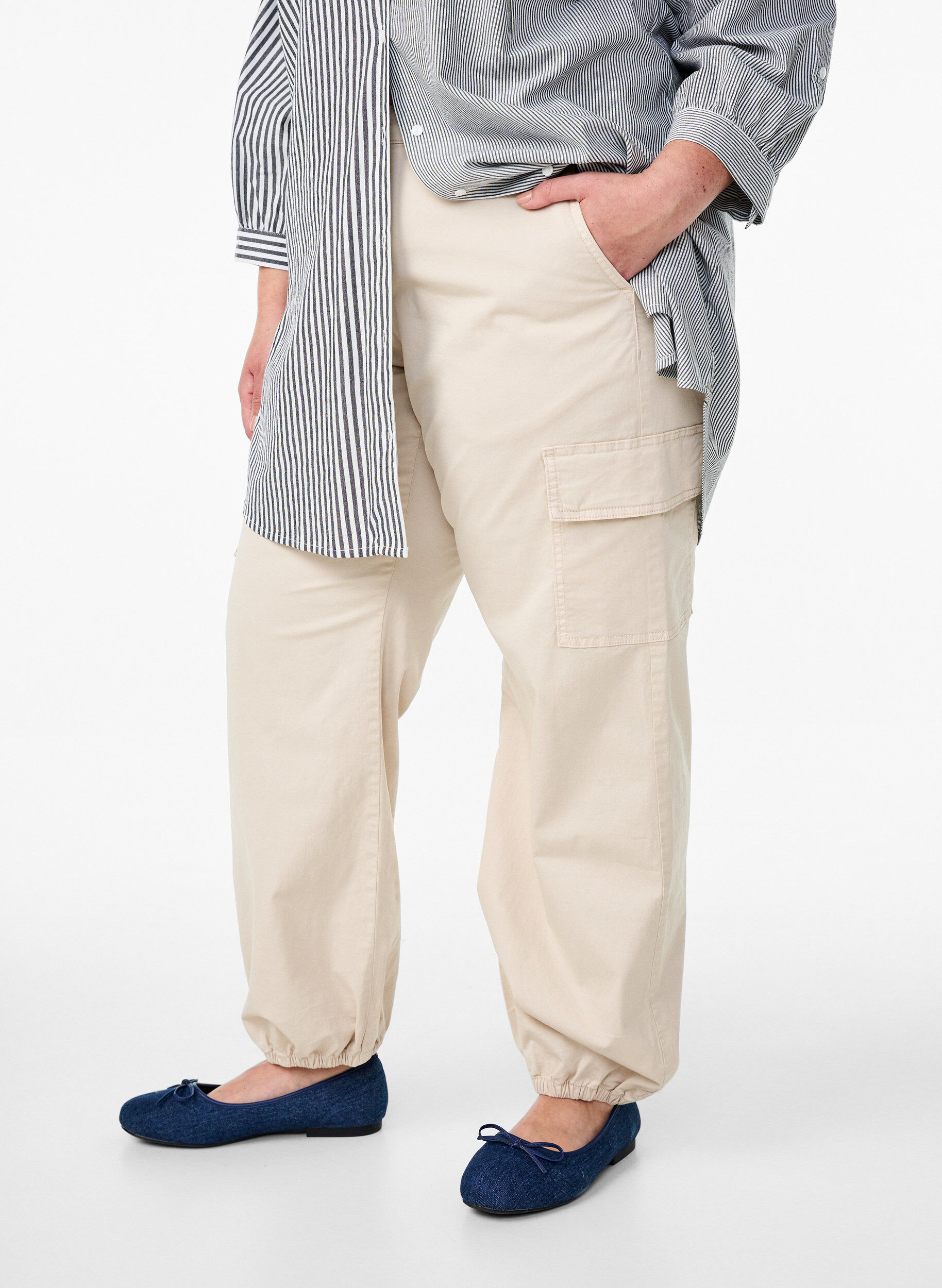 Zizzi Cargohose mit hoher Taille, Beige, Model image number 2