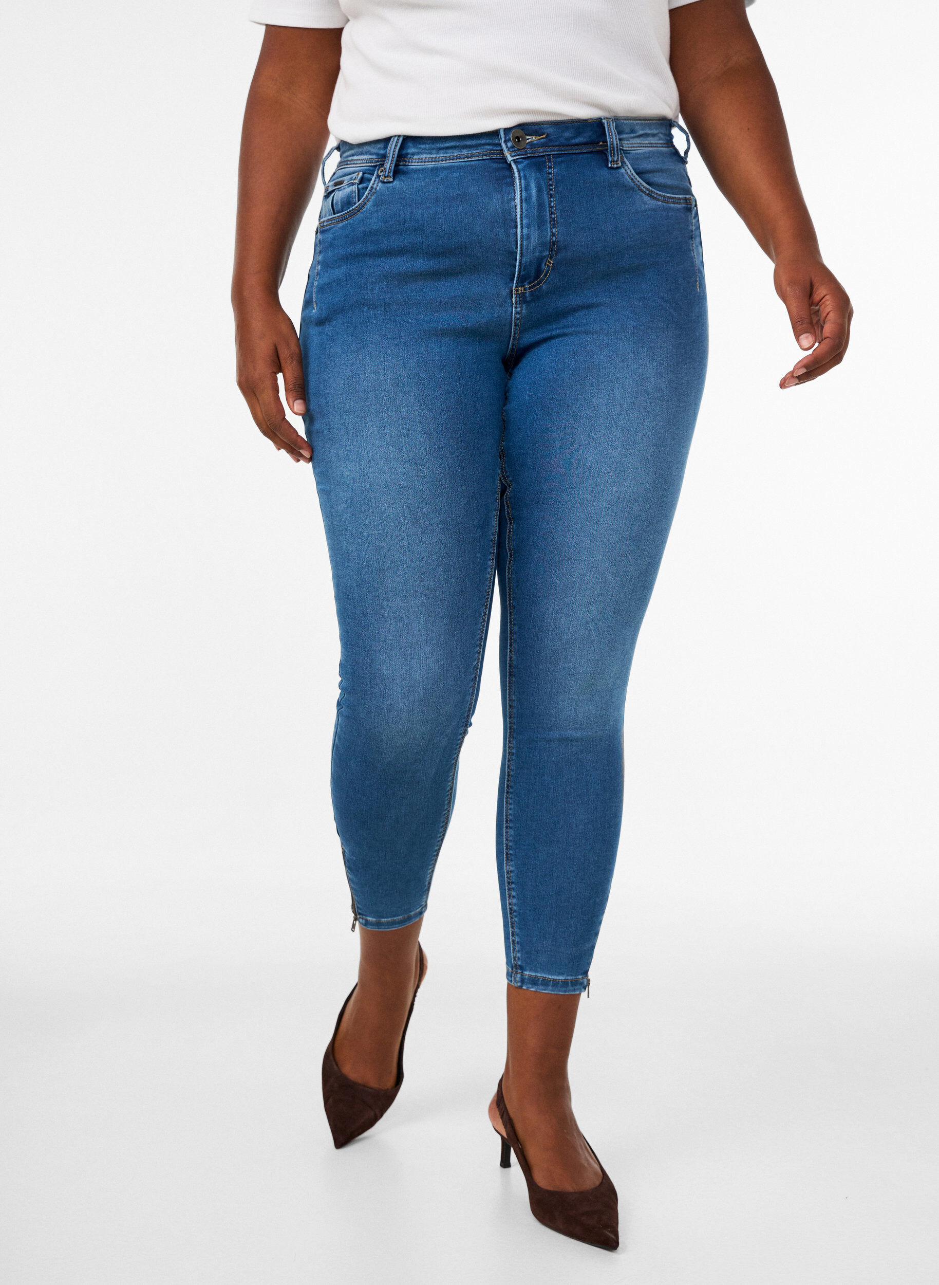 ZizziKurze Amy Jeans mit Rei&szlig;verschlussdetail., Blau, Model image number 3