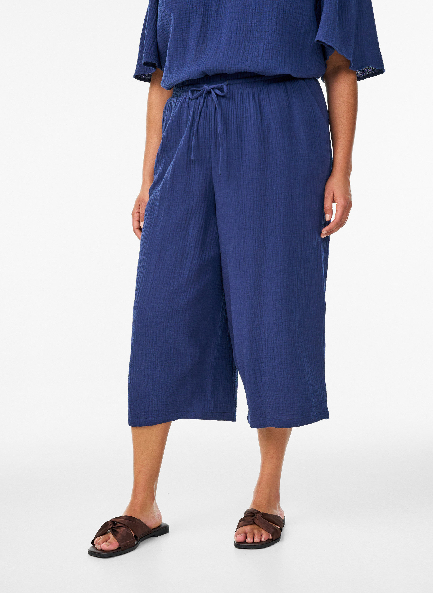 Zizzi Blouse en mousseline de coton avec broderie anglaise et manches 1/2, Bleu, Model image number 3