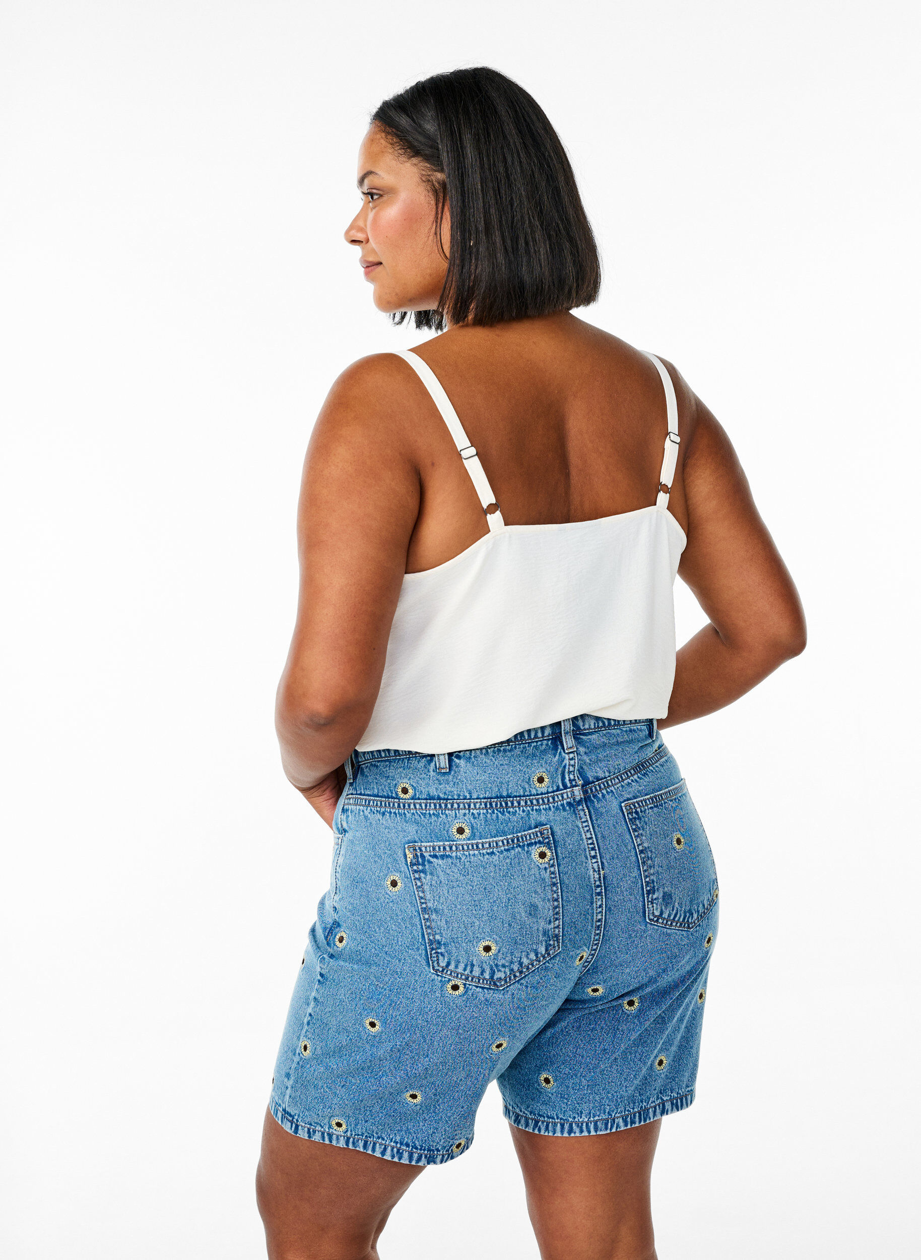 Zizzi Denim-Shorts mit aufgestickten Blumen, Blau, Model image number 1