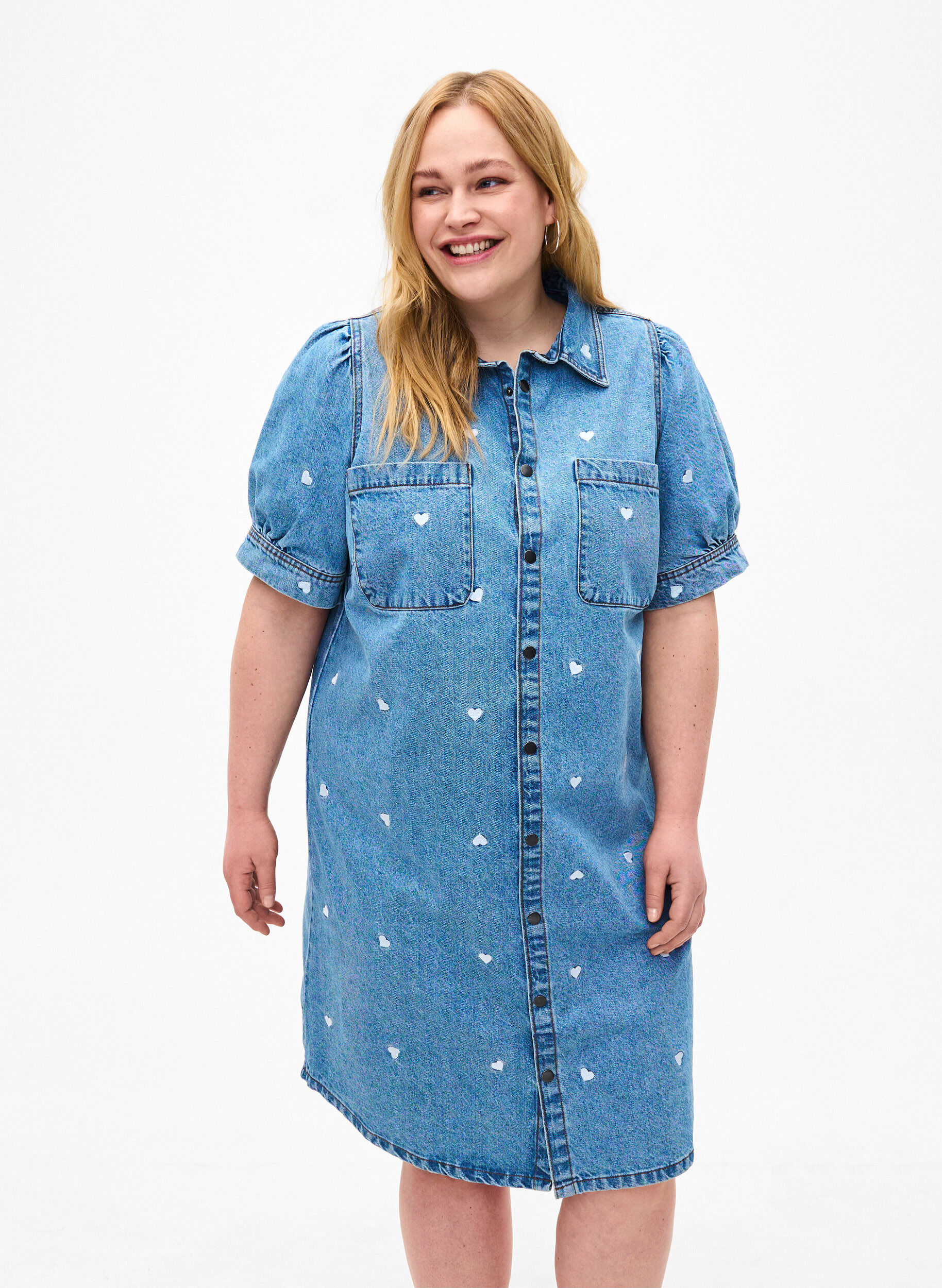 Zizzi Robe en jean orn&eacute;e de c&oelig;urs brod&eacute;s, Light blue denim, Model image number 0