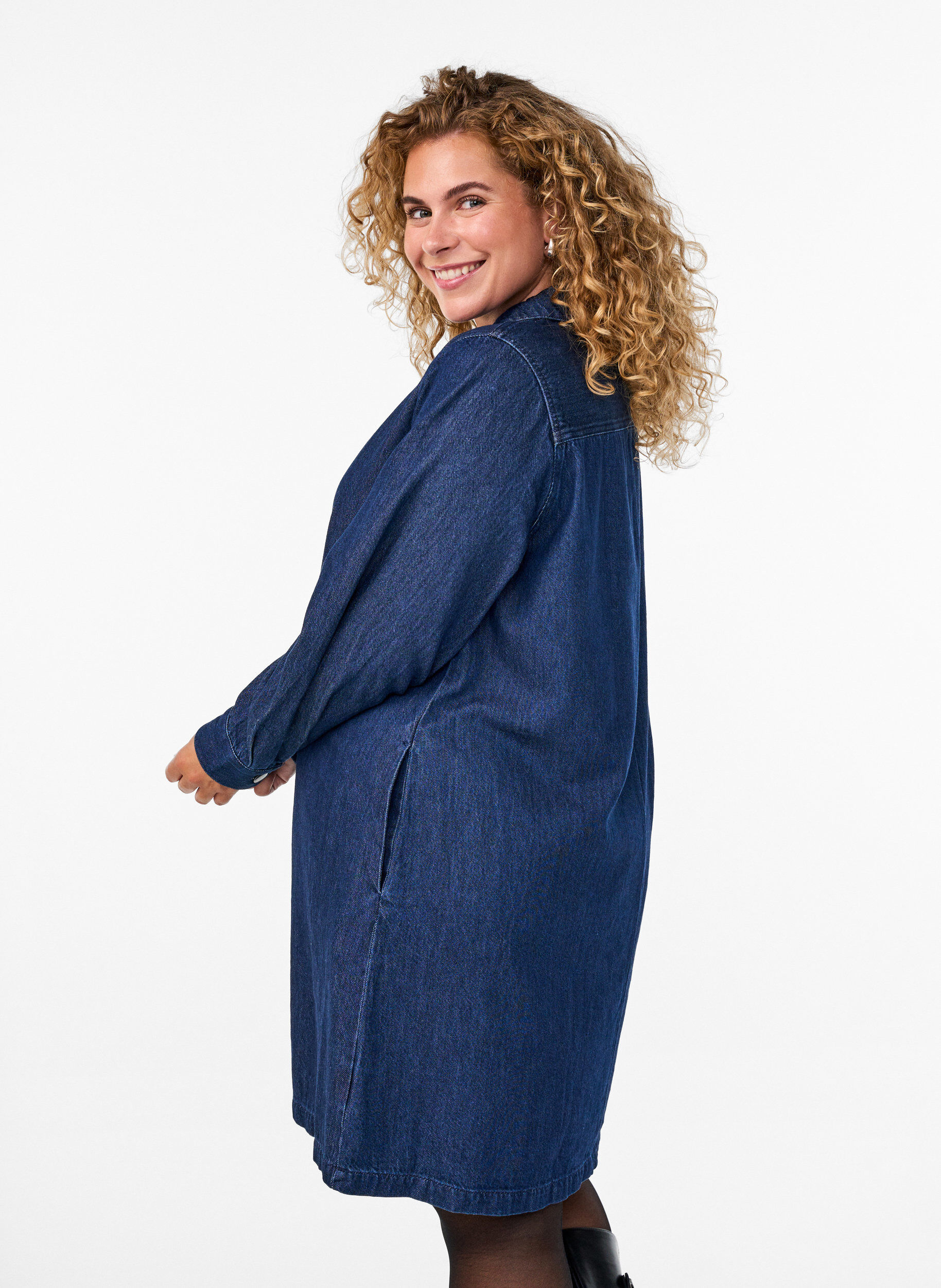 Zizzi Robe courte en jean avec col et d&eacute;collet&eacute; en V, Bleu, Model image number 2