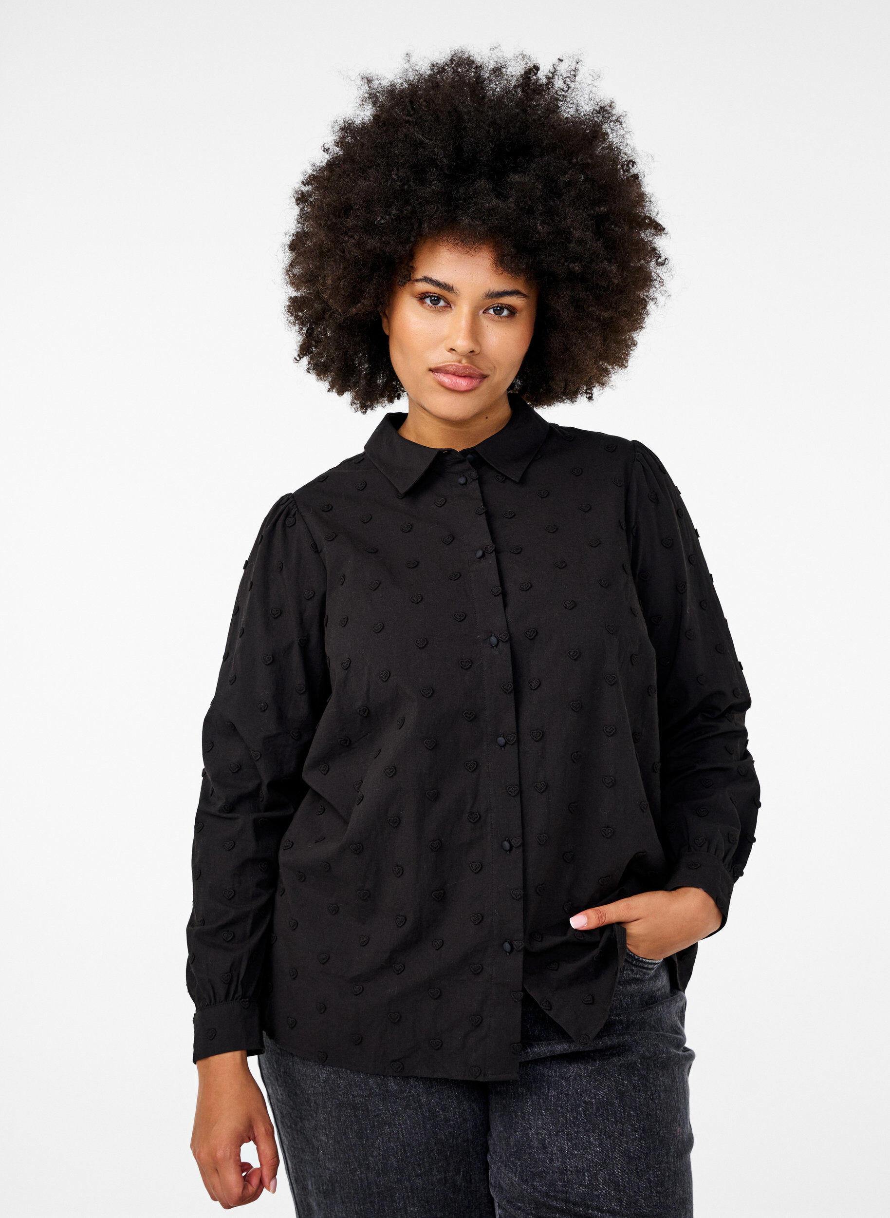 Zizzi Bluse mit Stehkragen und aufgen&auml;hten Herzen, Schwarz, Model image number 0