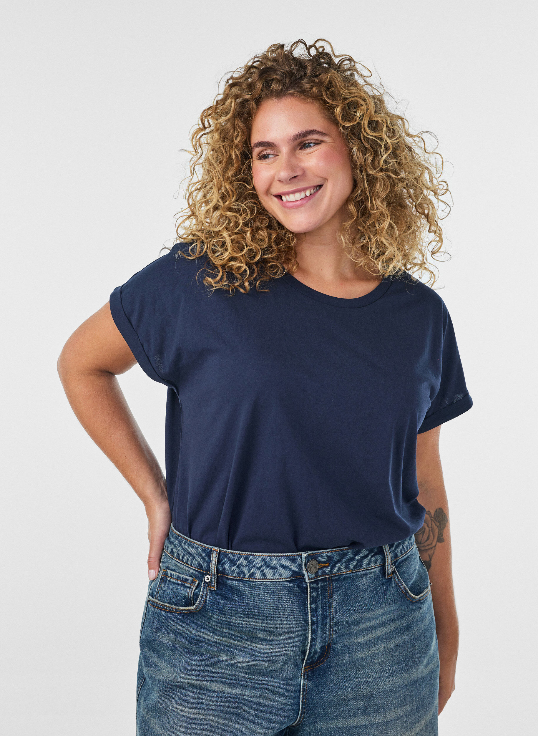 Kurz&auml;rmeliges T-Shirt aus einer Baumwollmischung, Blau, Model