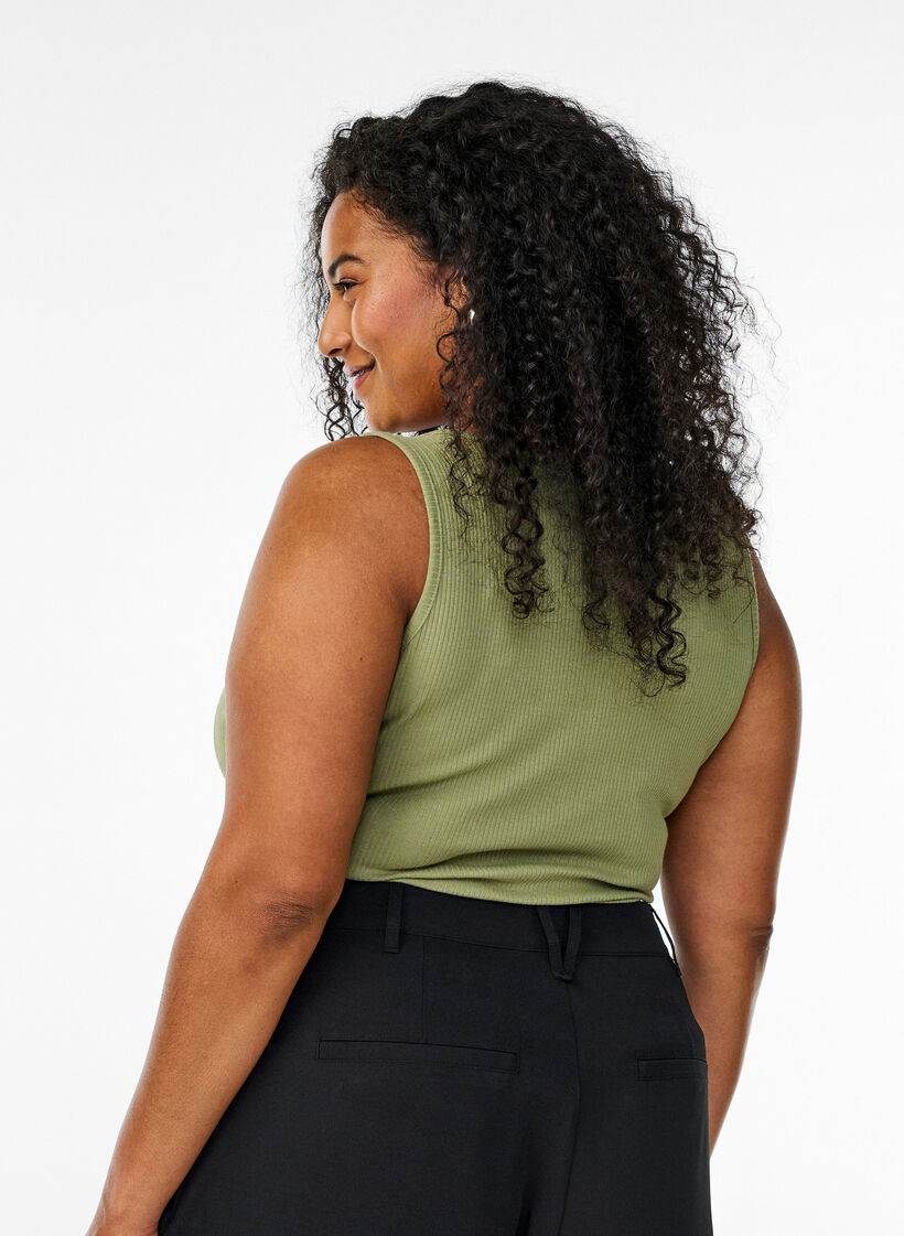 Schmal geschnittenes Tank-Top mit Strasssteinen, Grün, Model image number 2