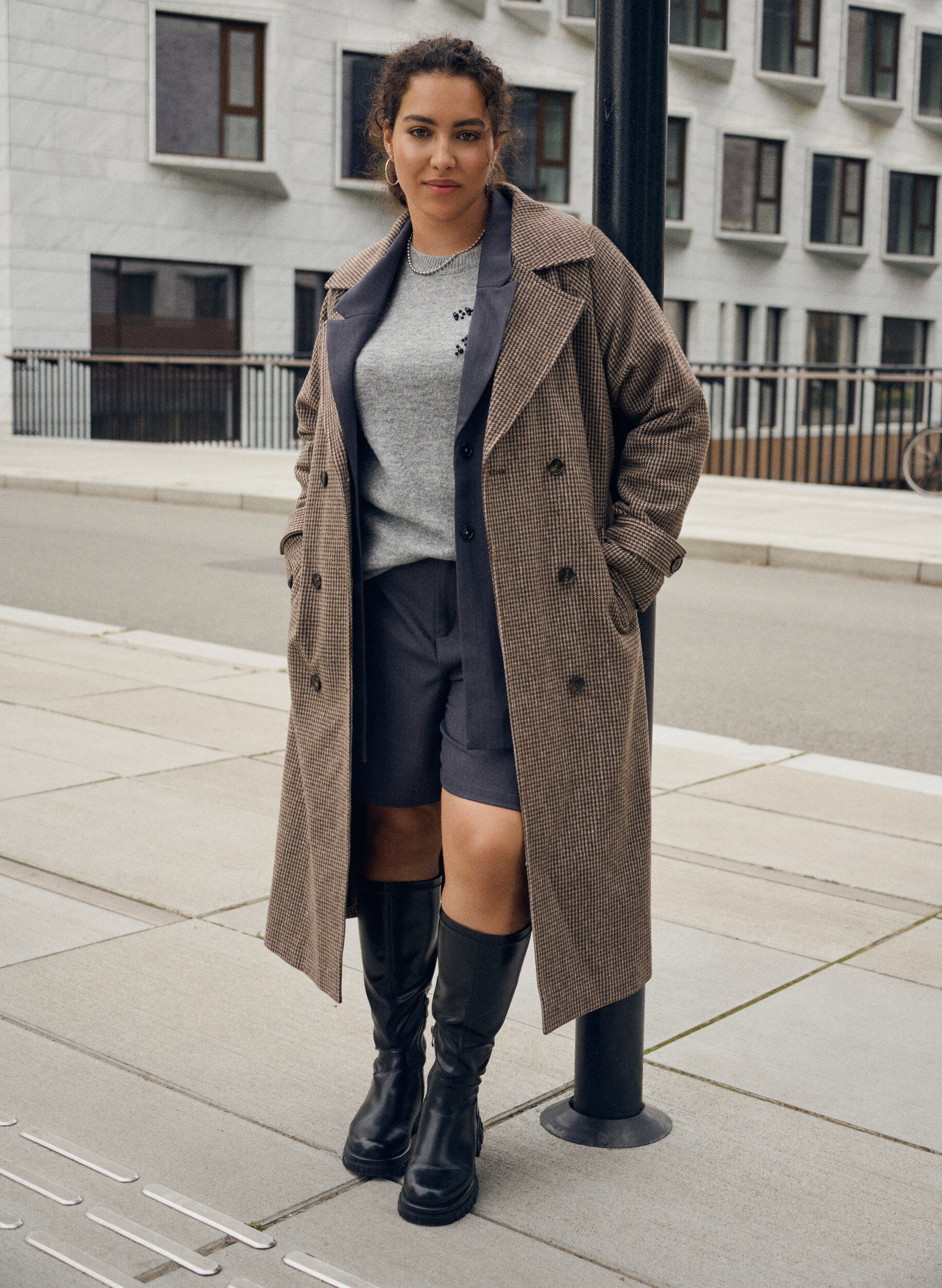 Zizzi Karierter Mantel mit G&uuml;rtel, Braun, Image image number 0