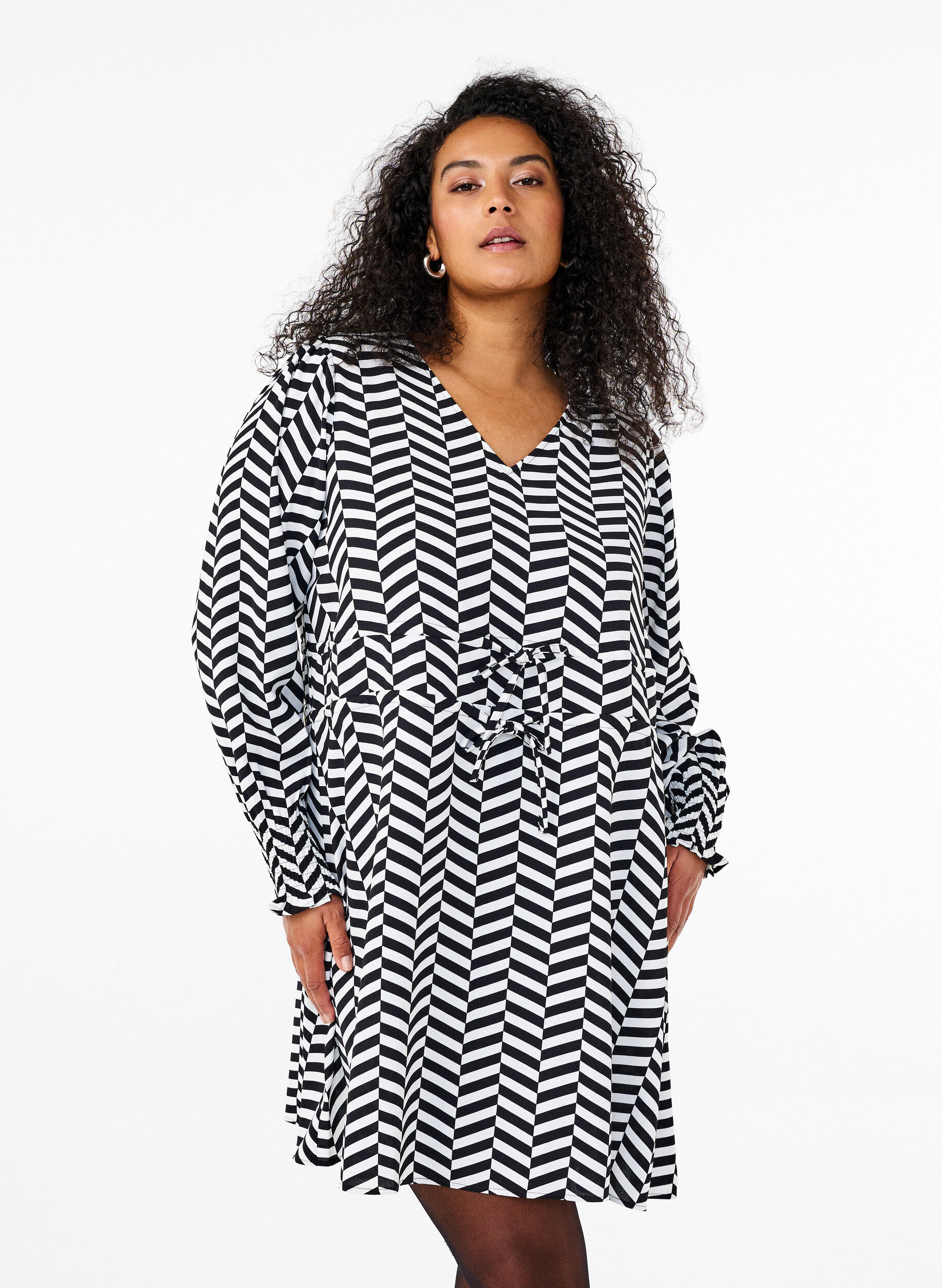 Zizzi Robe avec ceintures &agrave; nouer &agrave; la taille, Noir, Model image number 0