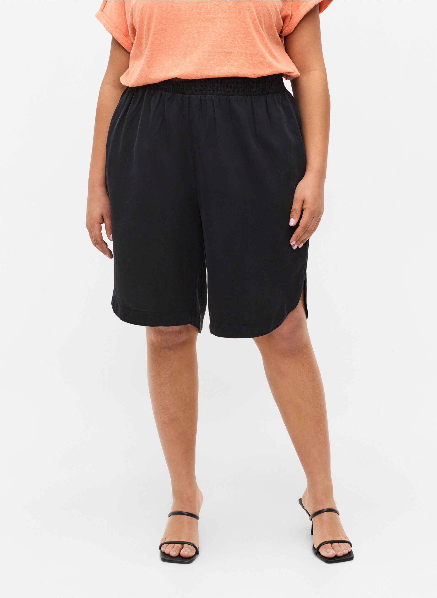 Zizzi Lockere Bermudashorts mit Smock, Black, Model image number 1