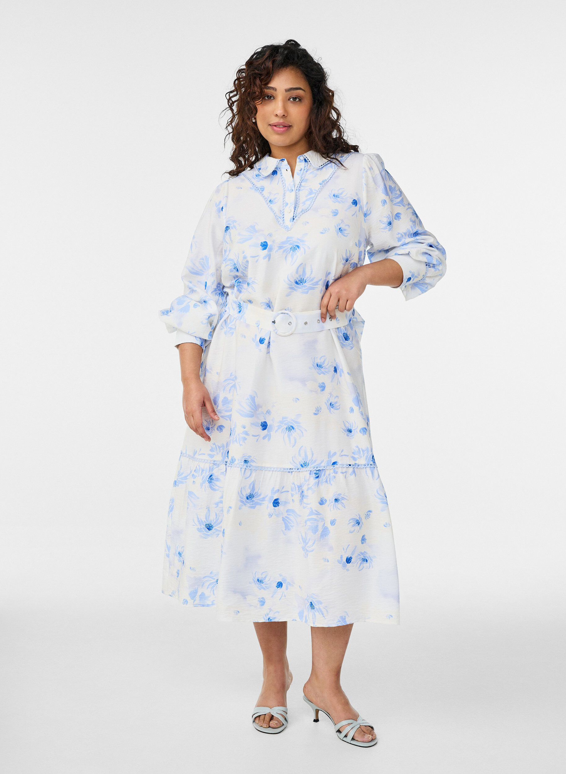 Robe midi fleurie avec ceinture et manches longues, Bleu Clair, Model