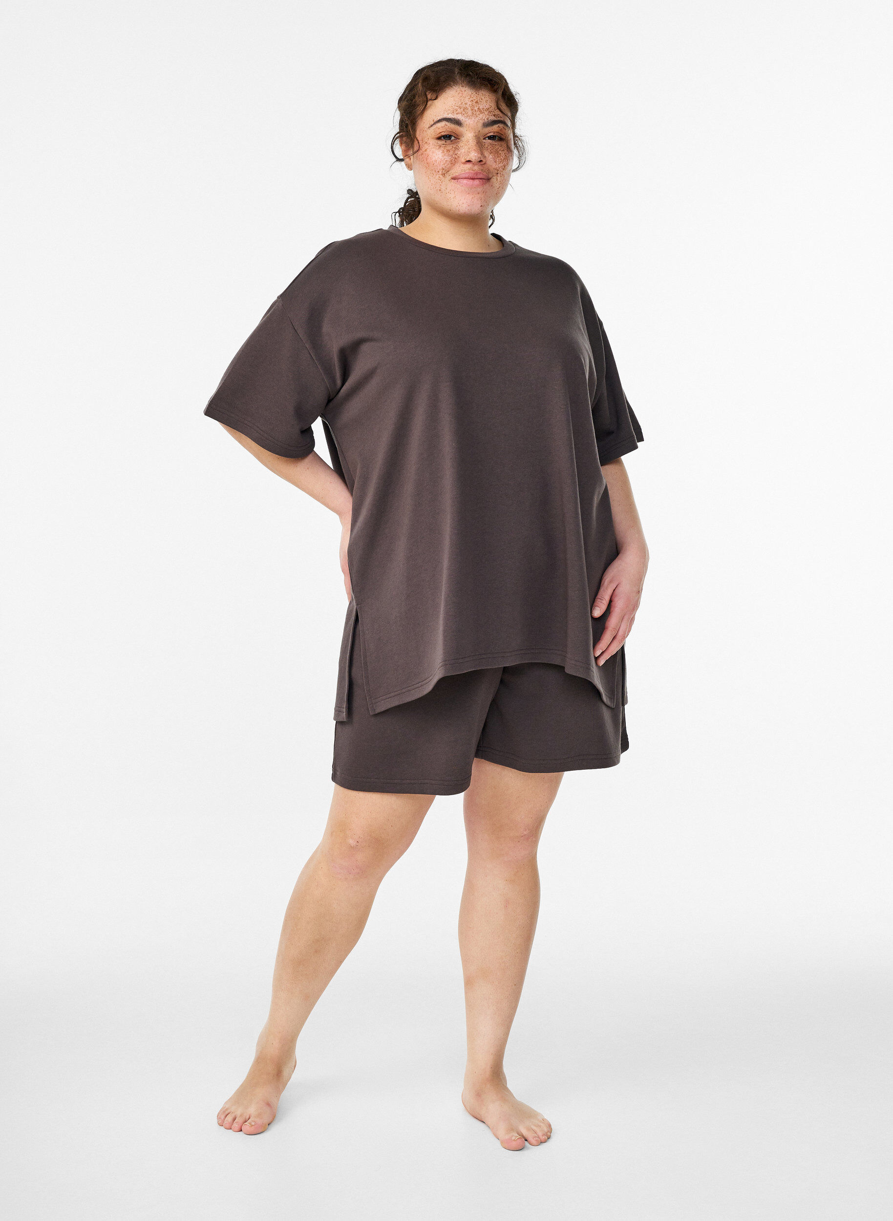 Zizzi Short en molleton taille haute avec poches, Marron, Model image number 1