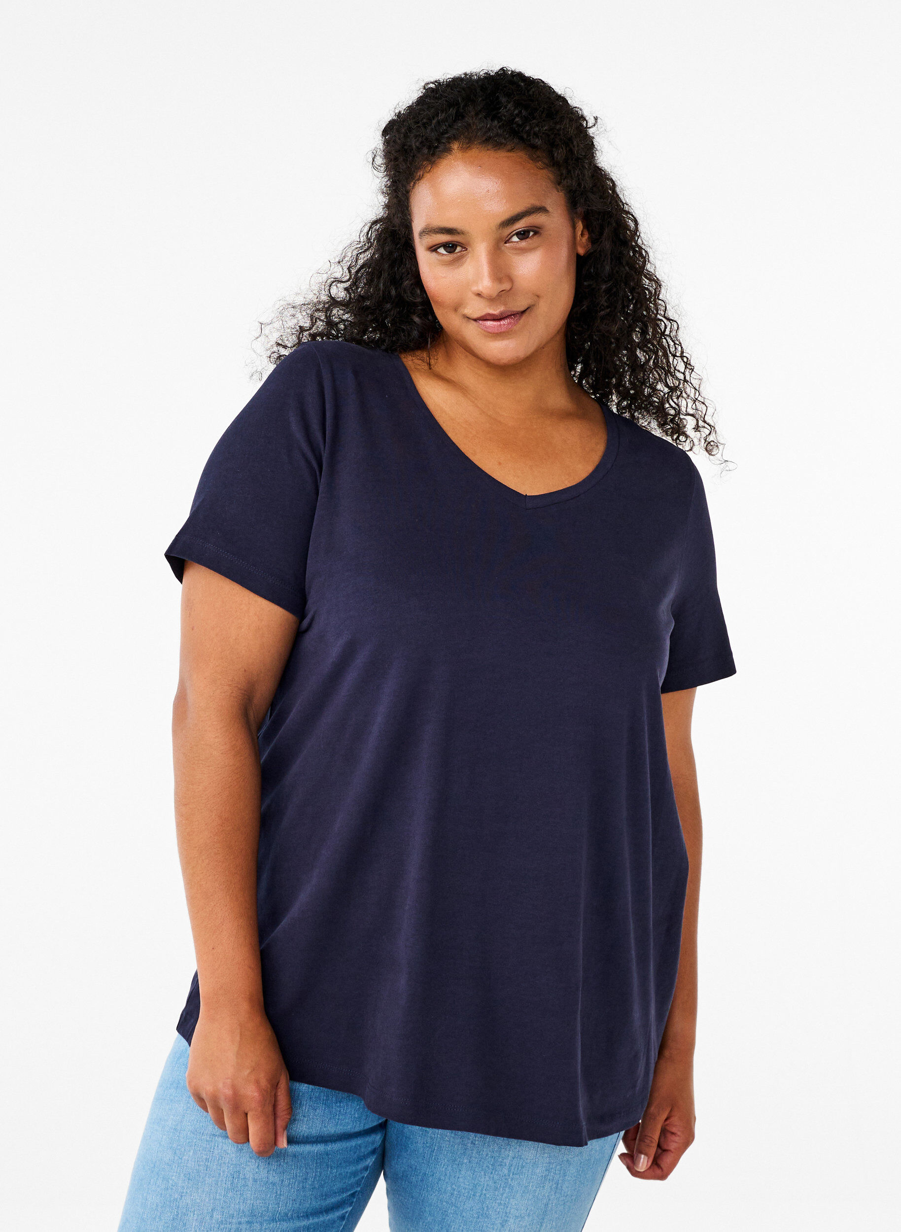 Einfarbiges basic T-Shirt aus Baumwolle, Blau, Model