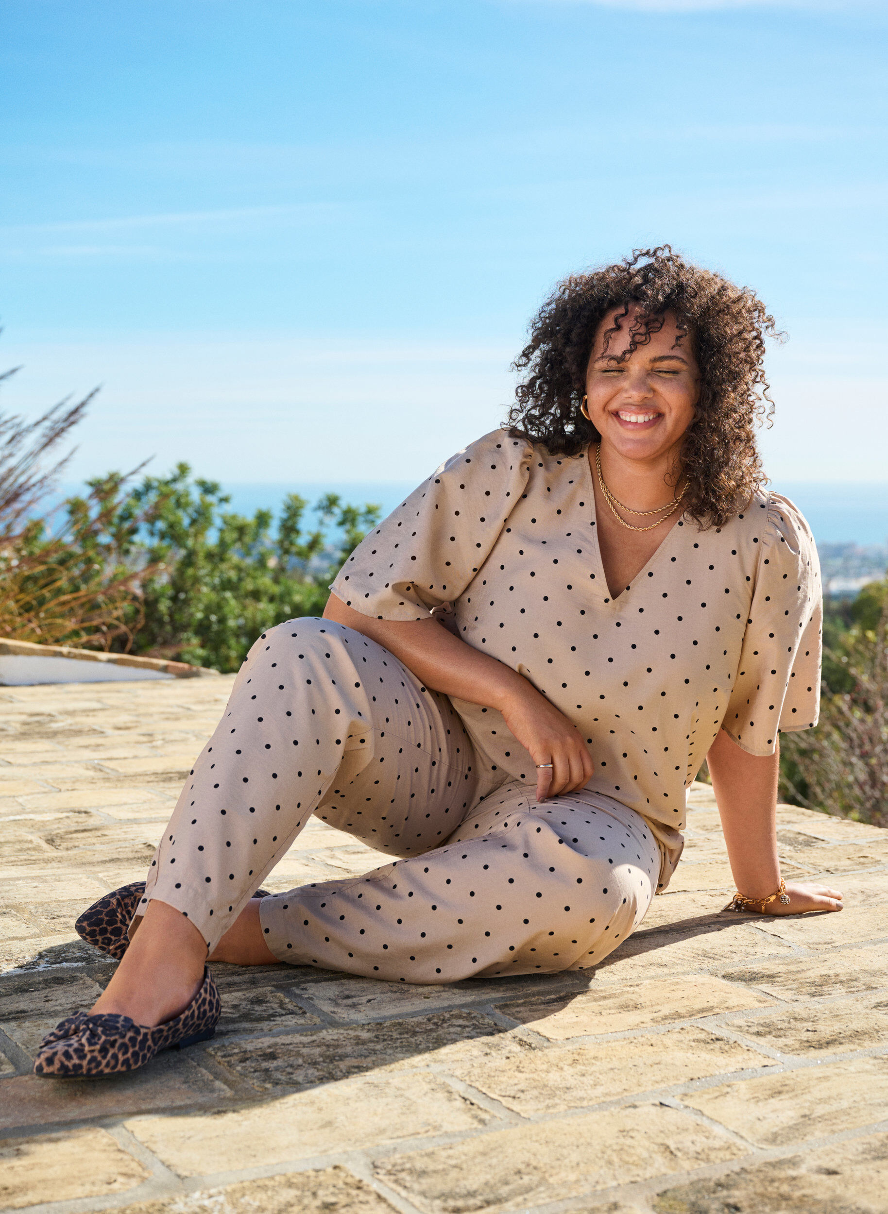 Zizzi Hose mit Polka Dots und geradem Bein, Beige, Image image number 0