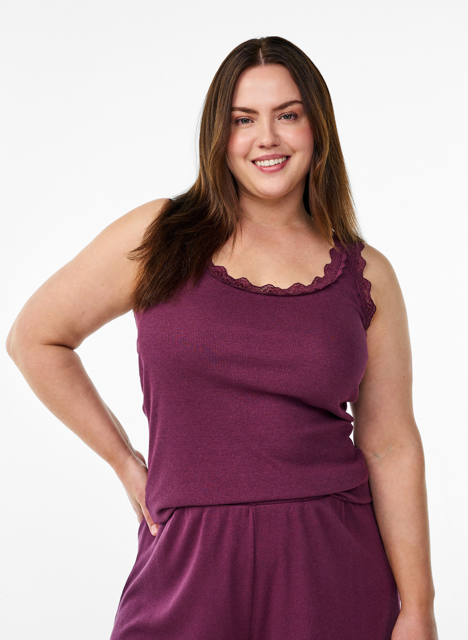 Short de nuit ample &agrave; texture c&ocirc;tel&eacute;e et bordure en dentelle, Bordeaux fonc&eacute;, Model