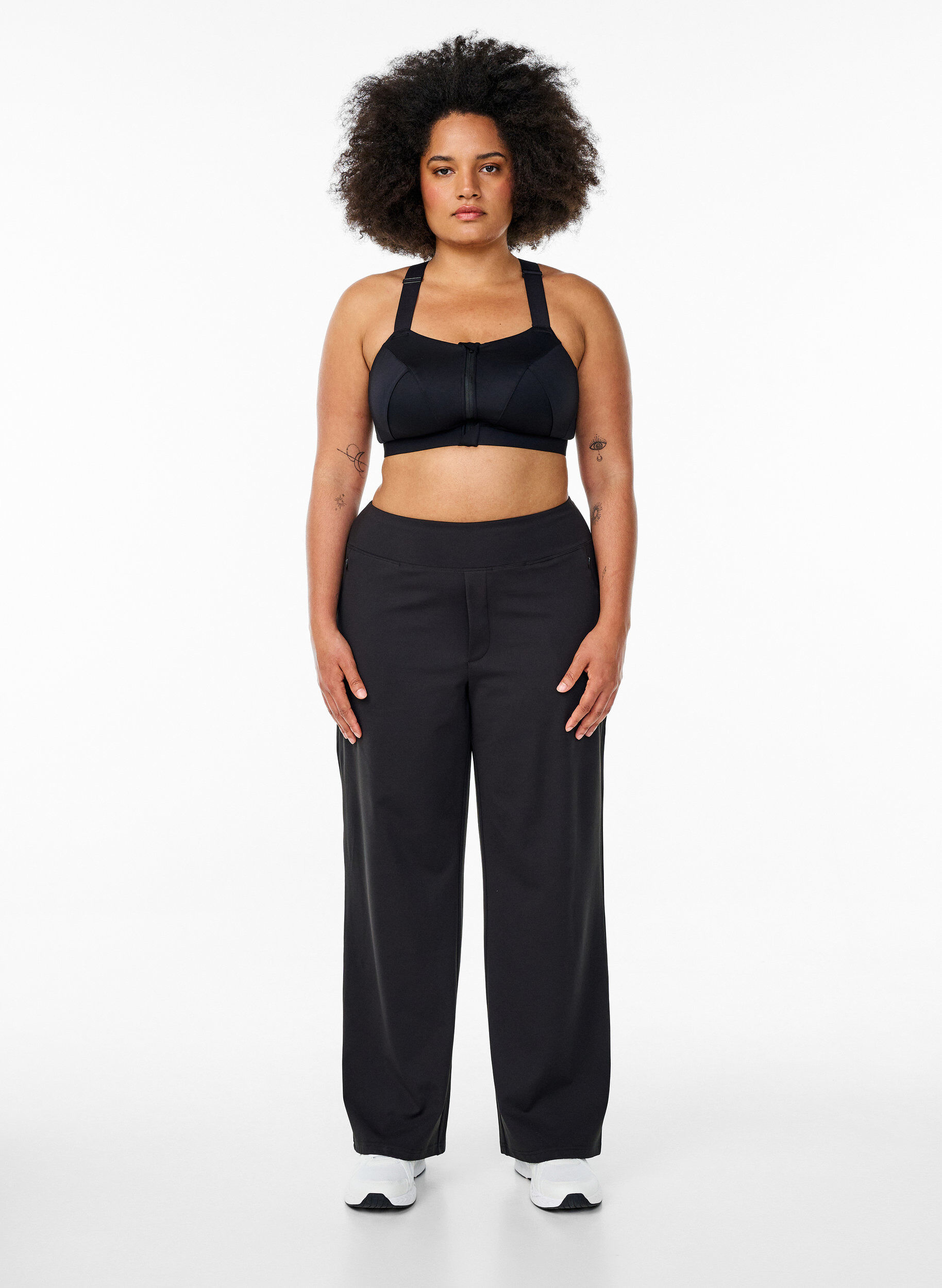 Zizzi Pantalon de sport &eacute;l&eacute;gant &agrave; coupe l&eacute;g&egrave;rement &eacute;vas&eacute;e, Noir, Model image number 1