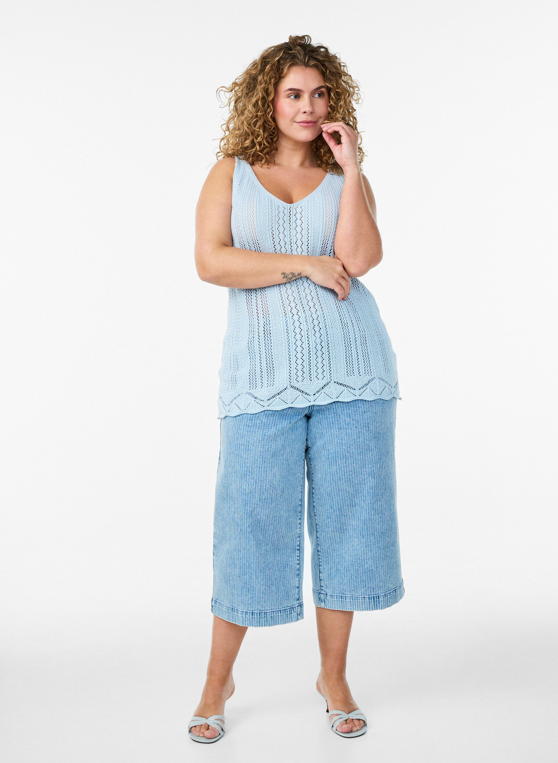 Zizzi Stricktop mit Lochstickerei und V-Ausschnitt, Blau, Model image number 1