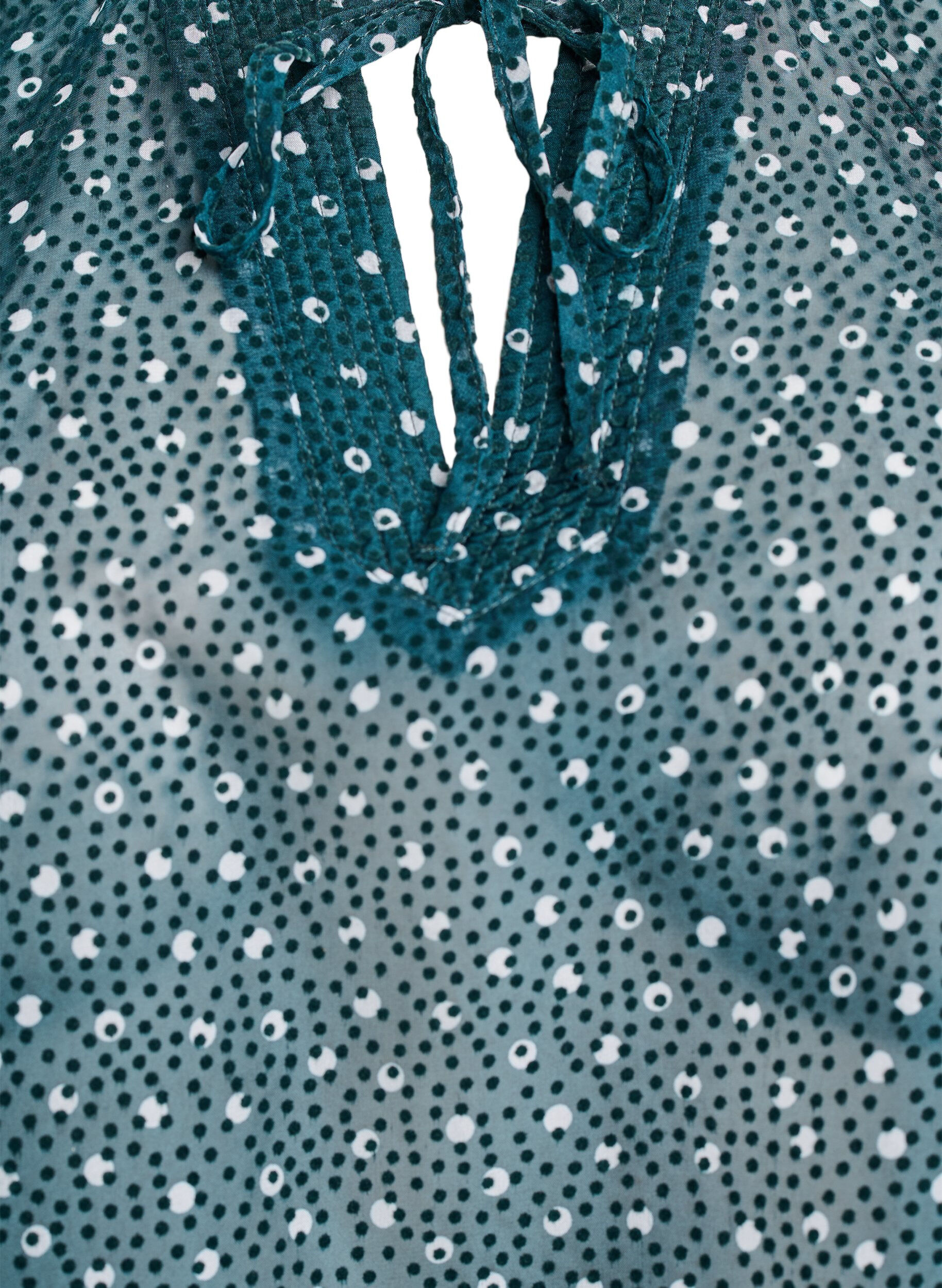 Zizzi Bluse aus Chiffon mit R&uuml;schendetails und kleinen Punkten, Gr&uuml;n, Packshot image number 2