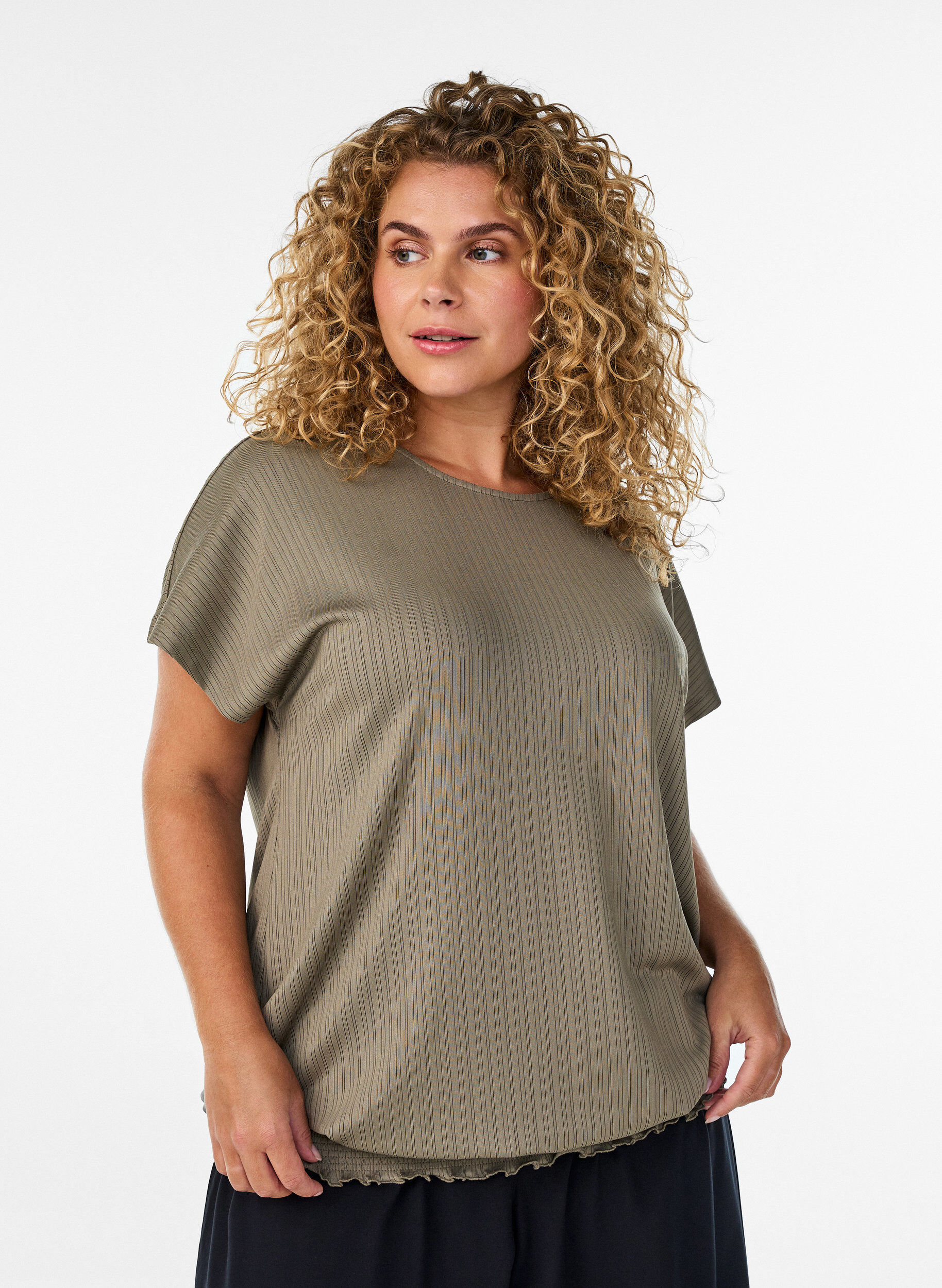Jersey-Bluse mit strukturierten Streifen und Smocksaum, Braun, Model