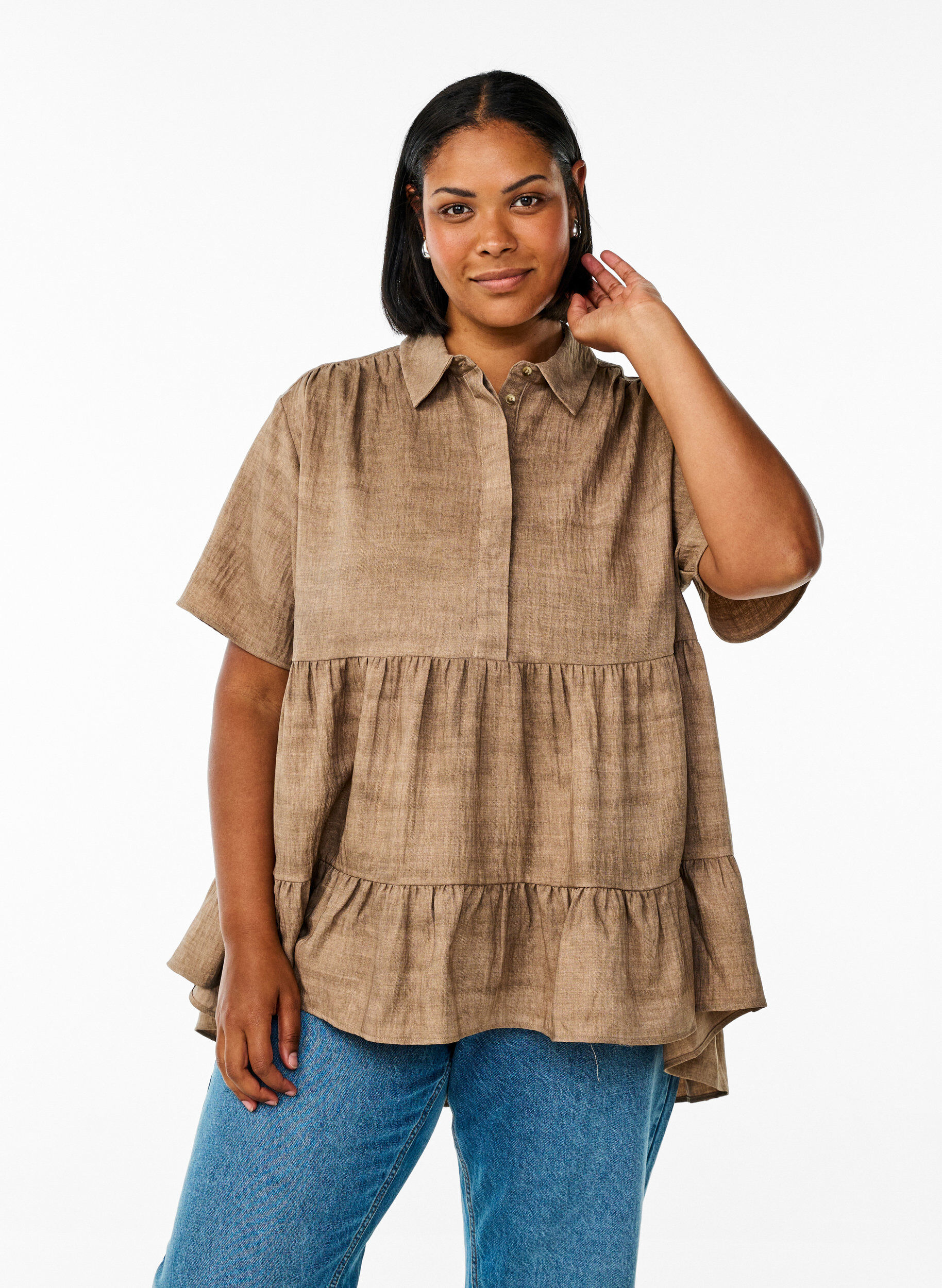 Zizzi Lockere Bluse mit Kragen und Kn&ouml;pfen, Braun, Model image number 0