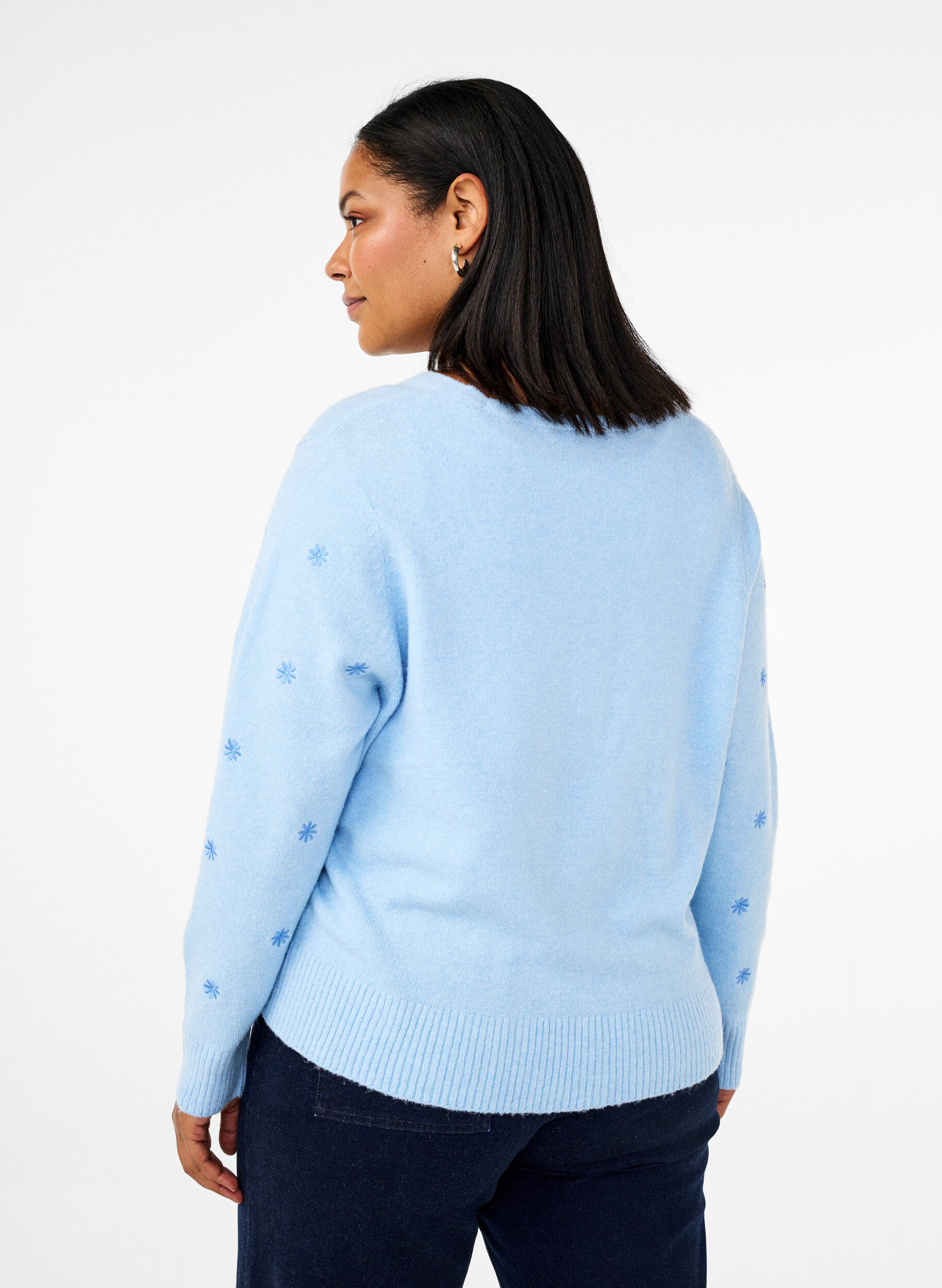 Zizzi Strickjacke mit Schn&uuml;rdetails und Stickerei, Cashmere Blue Comb, Model image number 1